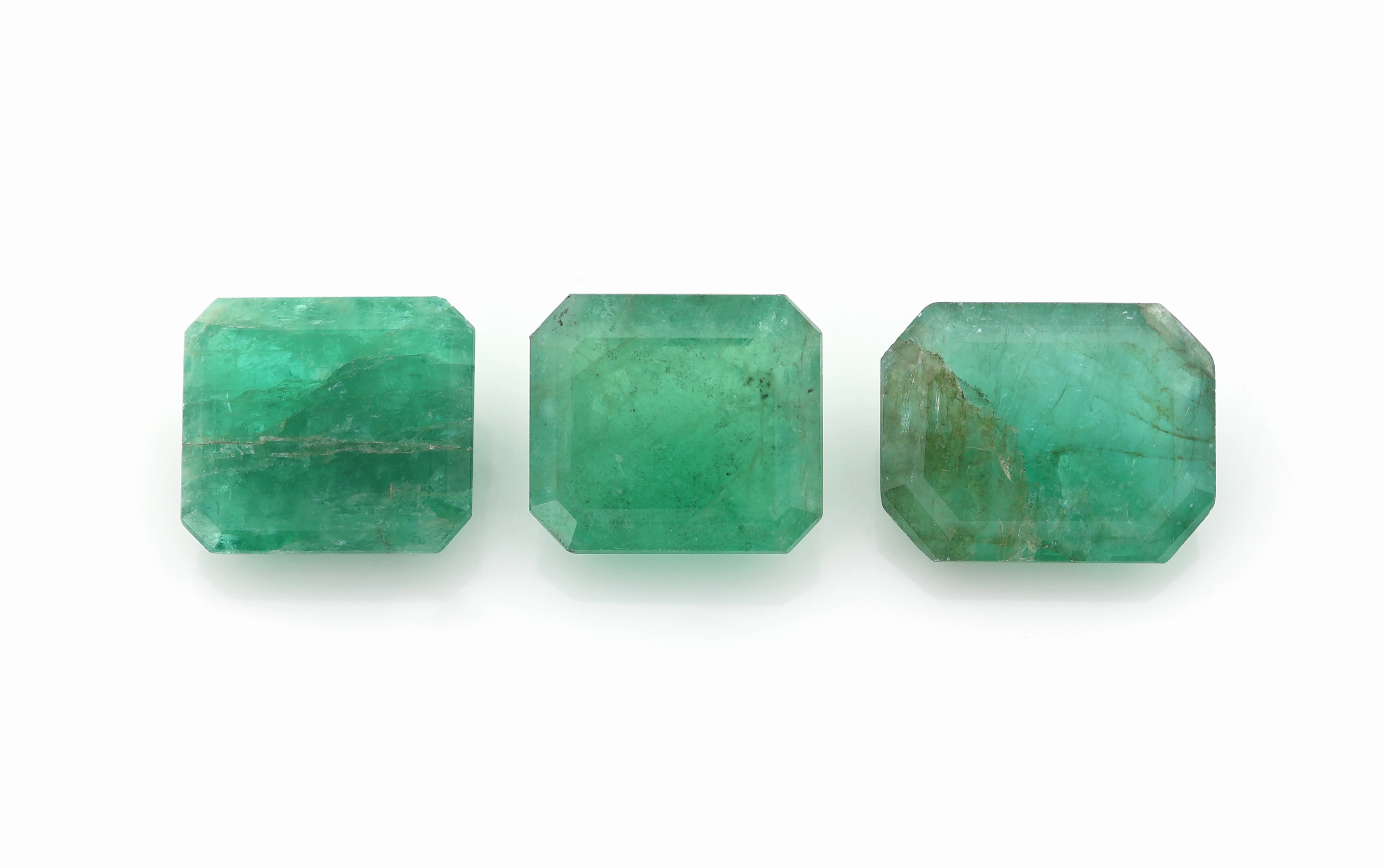 3 lose Smaragde, im Emerald-Cut, zus. ca. 11.80 ct