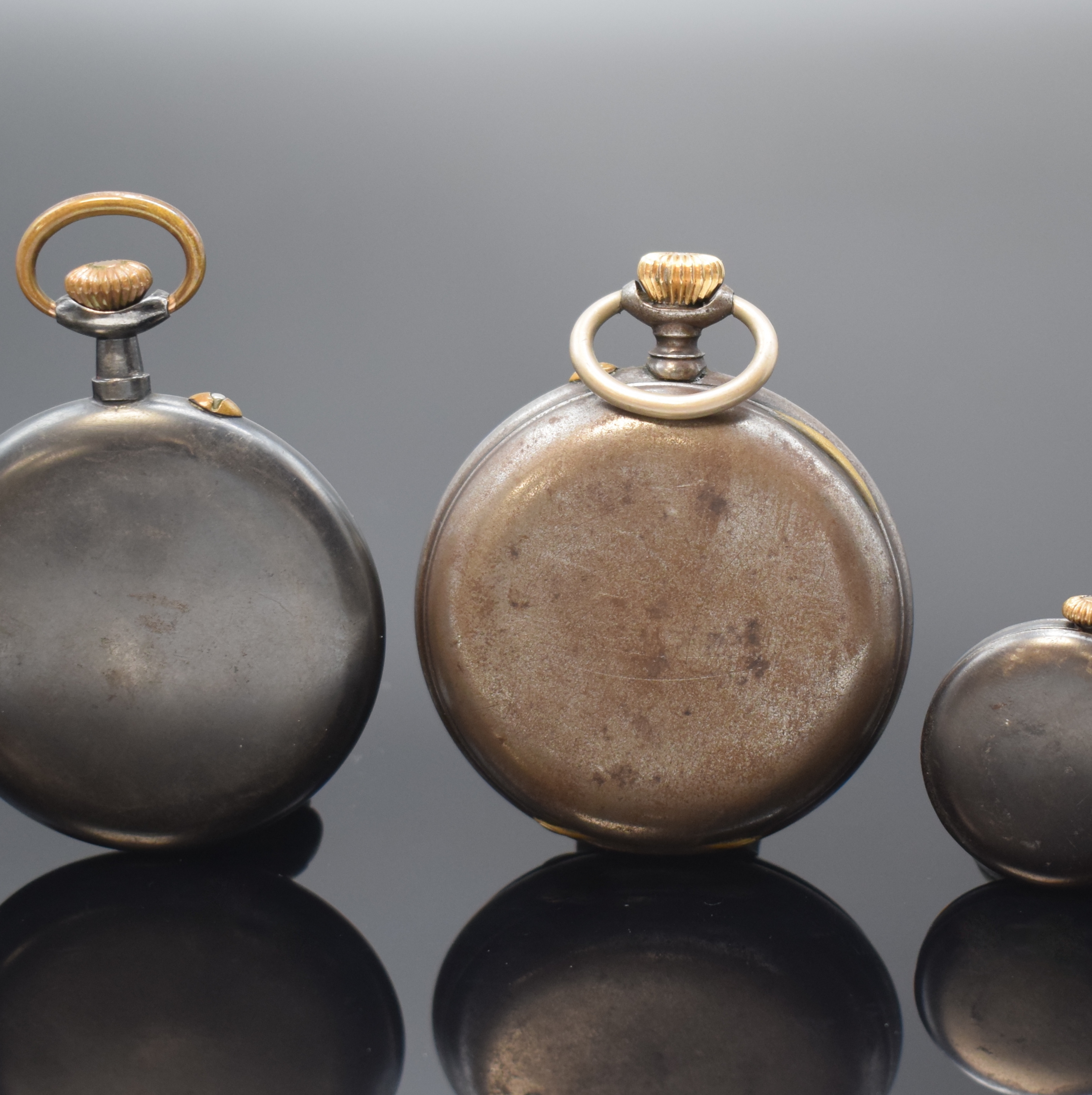 Detail a: 3 offene Taschenuhren in brüniertem Stahl, Schweiz um 1910, glatte Geh. berieb., 1.) VALOR WATCH, vorn sichtb., voll grav. Ankerwerk, exzentr. ...