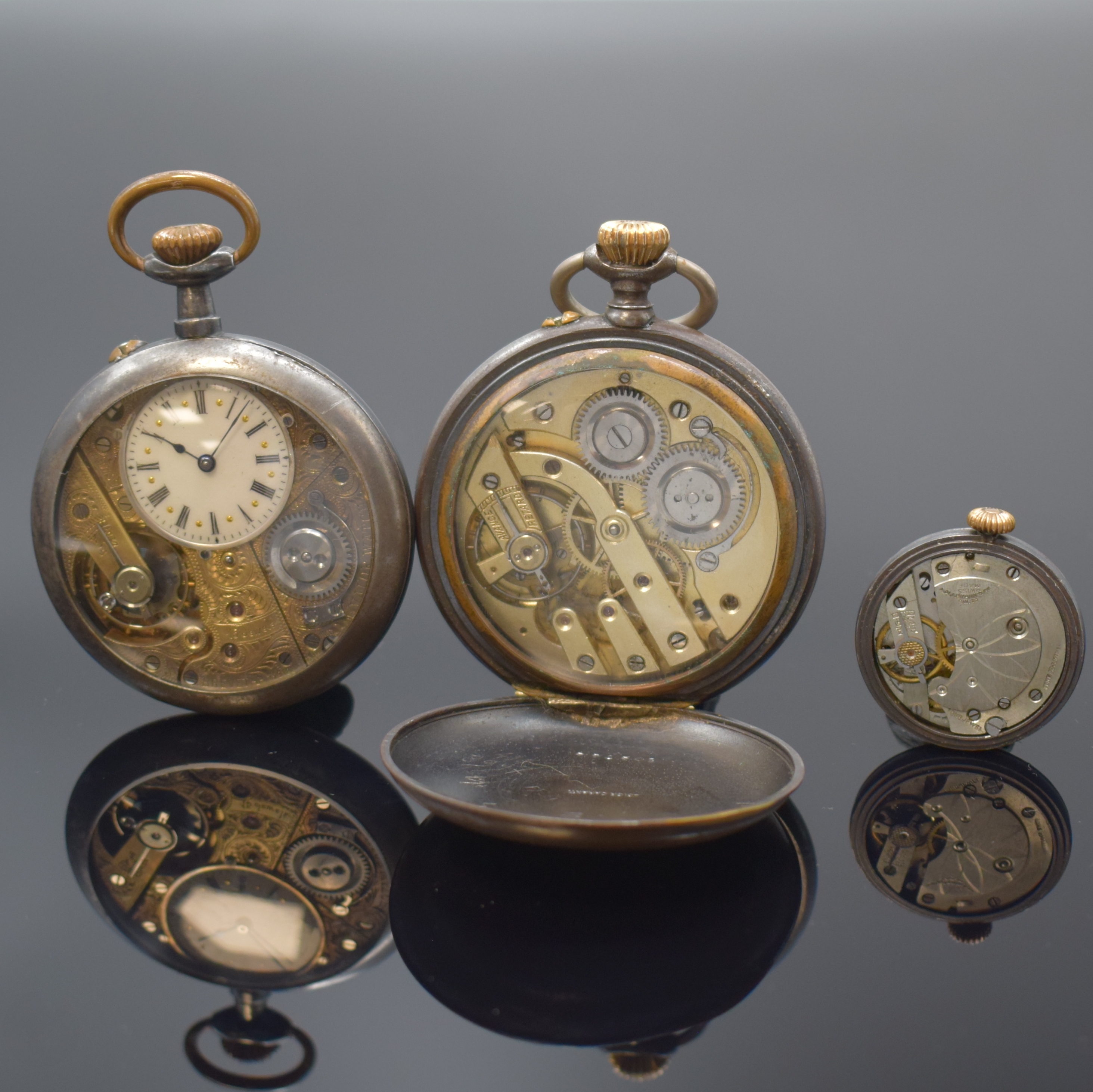Detail b: 3 offene Taschenuhren in brüniertem Stahl, Schweiz um 1910, glatte Geh. berieb., 1.) VALOR WATCH, vorn sichtb., voll grav. Ankerwerk, exzentr. ...