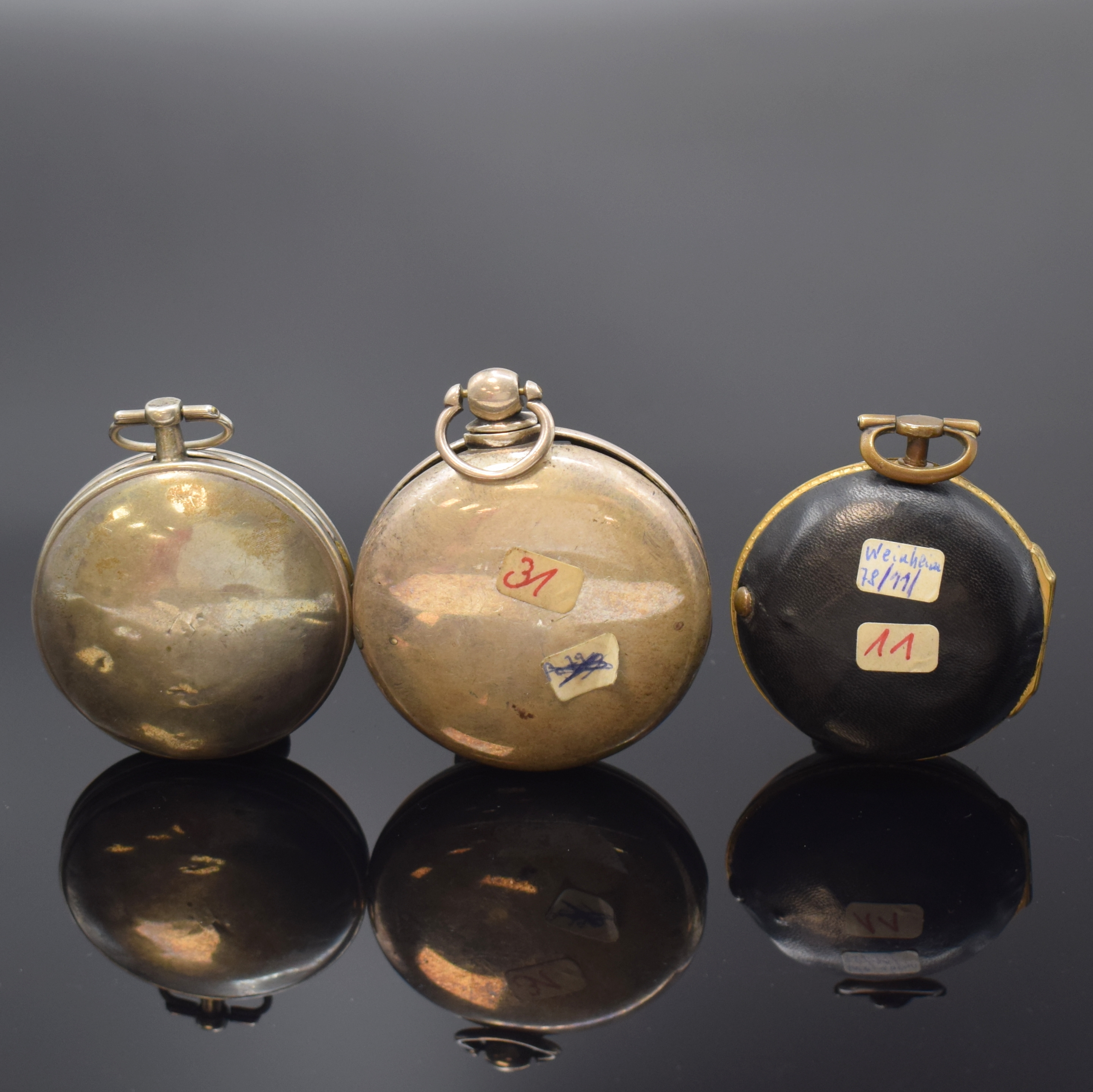 Detail b: Spindeluhr mit Mühlen-Automat und 2 weitere Spindeluhren, um 1760 - 1830, 1.) Silbergeh., polychrom bemaltes Emailzifferbl. besch., Mühlen-Automat ...
