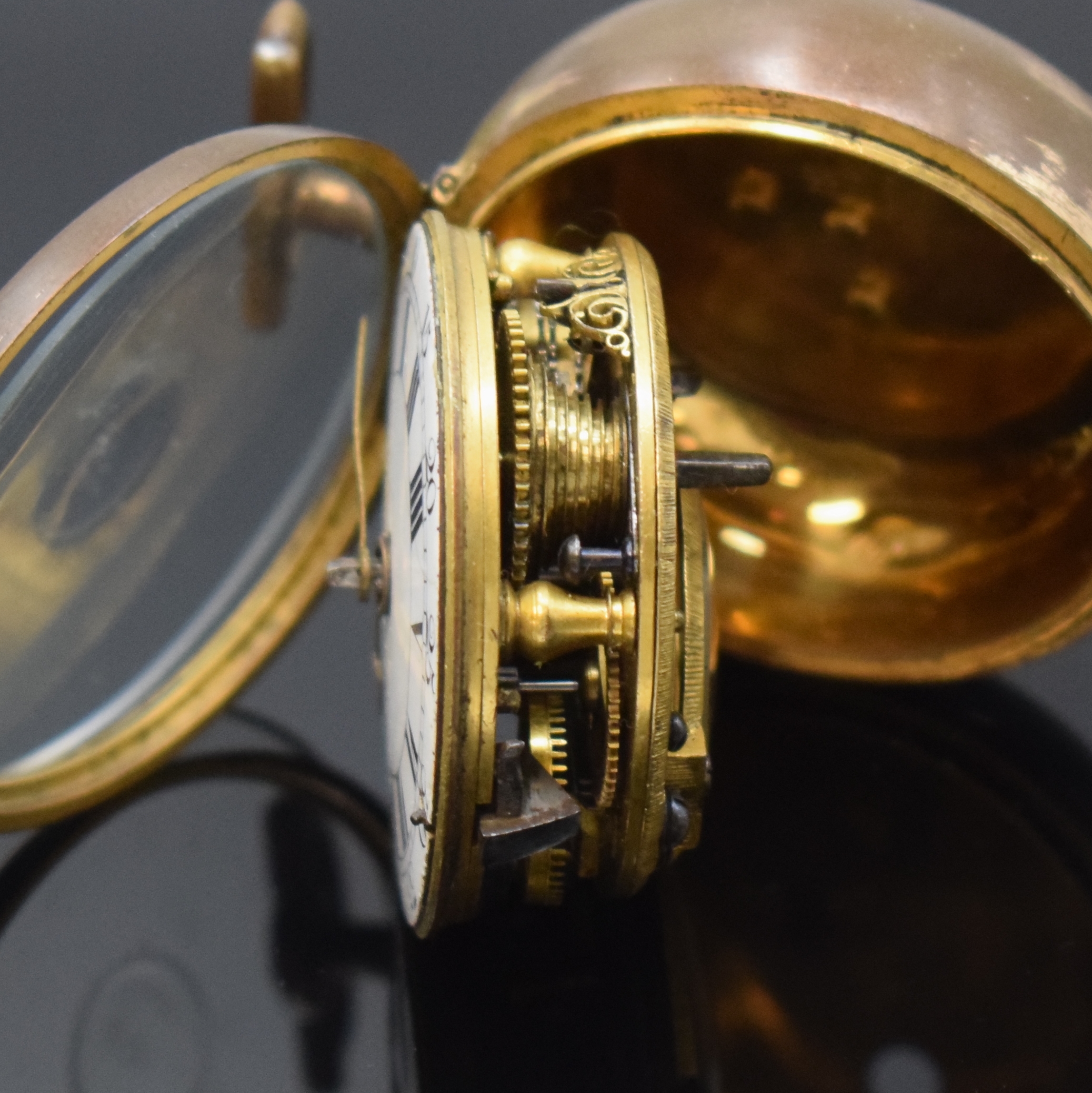 Detail h: Spindeluhr mit Mühlen-Automat und 2 weitere Spindeluhren, um 1760 - 1830, 1.) Silbergeh., polychrom bemaltes Emailzifferbl. besch., Mühlen-Automat ...