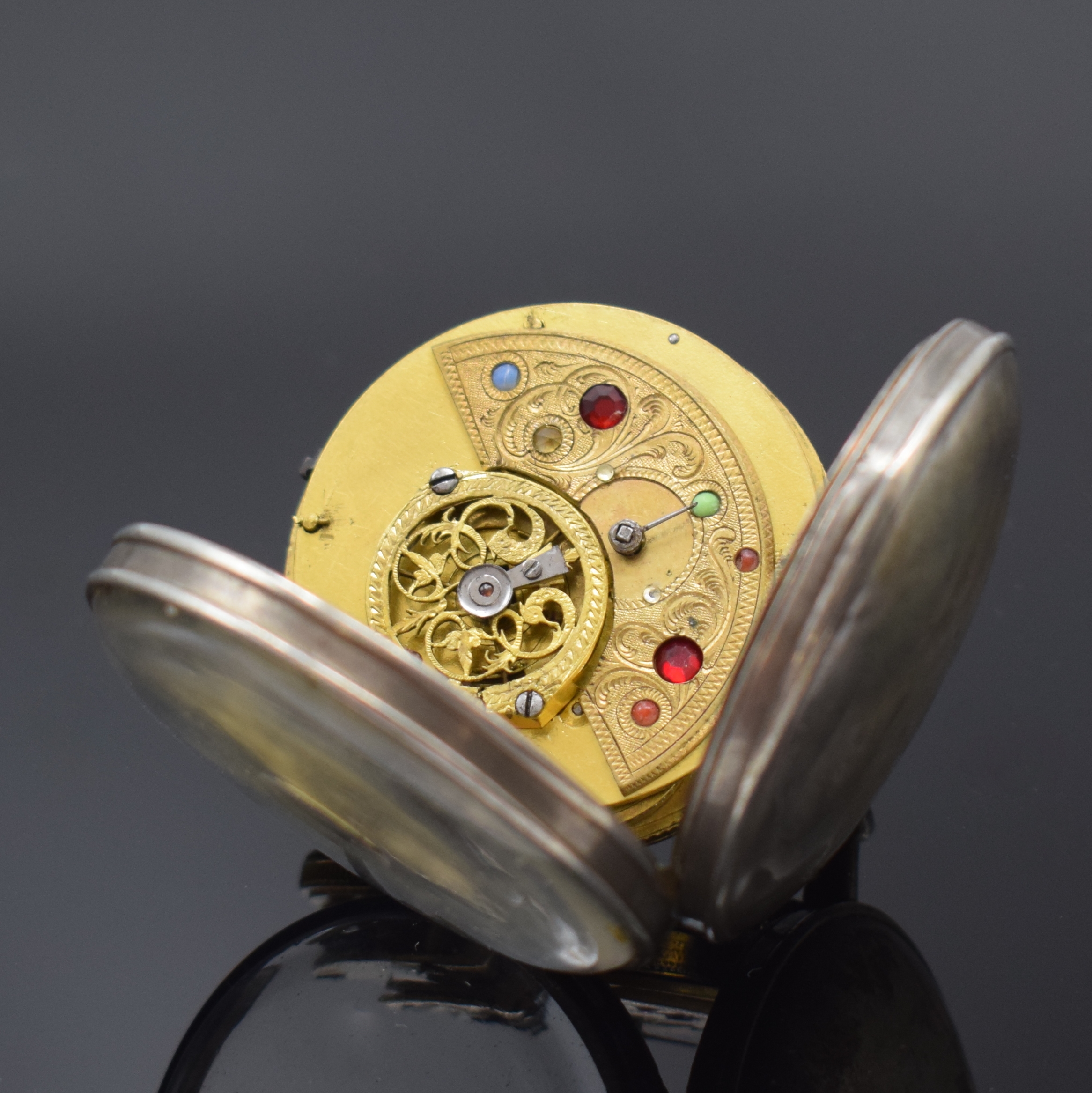 Detail i: Spindeluhr mit Mühlen-Automat und 2 weitere Spindeluhren, um 1760 - 1830, 1.) Silbergeh., polychrom bemaltes Emailzifferbl. besch., Mühlen-Automat ...