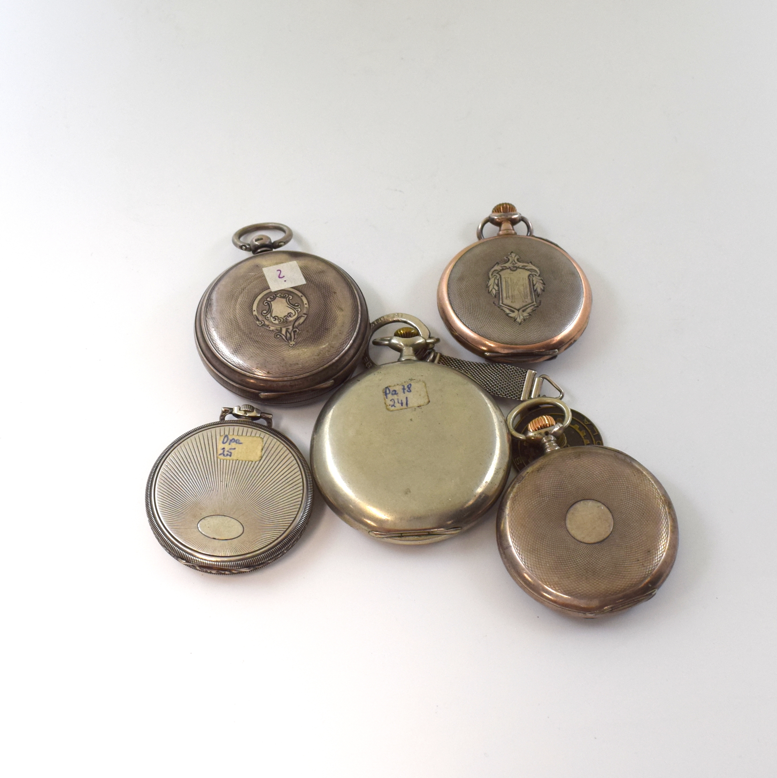 Detail a: Konvolut: 5 offene Taschenuhren, um 1880 - 1940, 4 x Kronenaufzug, 4 x Silbergeh., 1 x Nickel, 2 x Omega, 1 x Longines, 1 x IWC im falschen Geh., 3 x ...