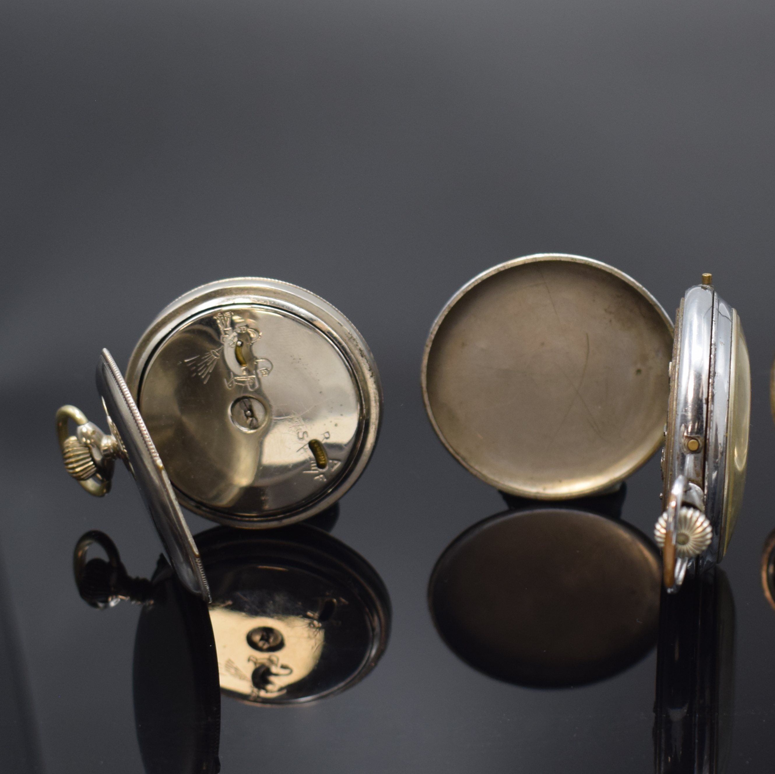 Detail b: Taschenuhrwerk mit 1/4-Repetition und Chronograph und 2 weitere Taschenuhren, Schweiz um 1890 - 1930, Kronenaufzug, 1.) verg. Werk m. 1/4-Rep., ...