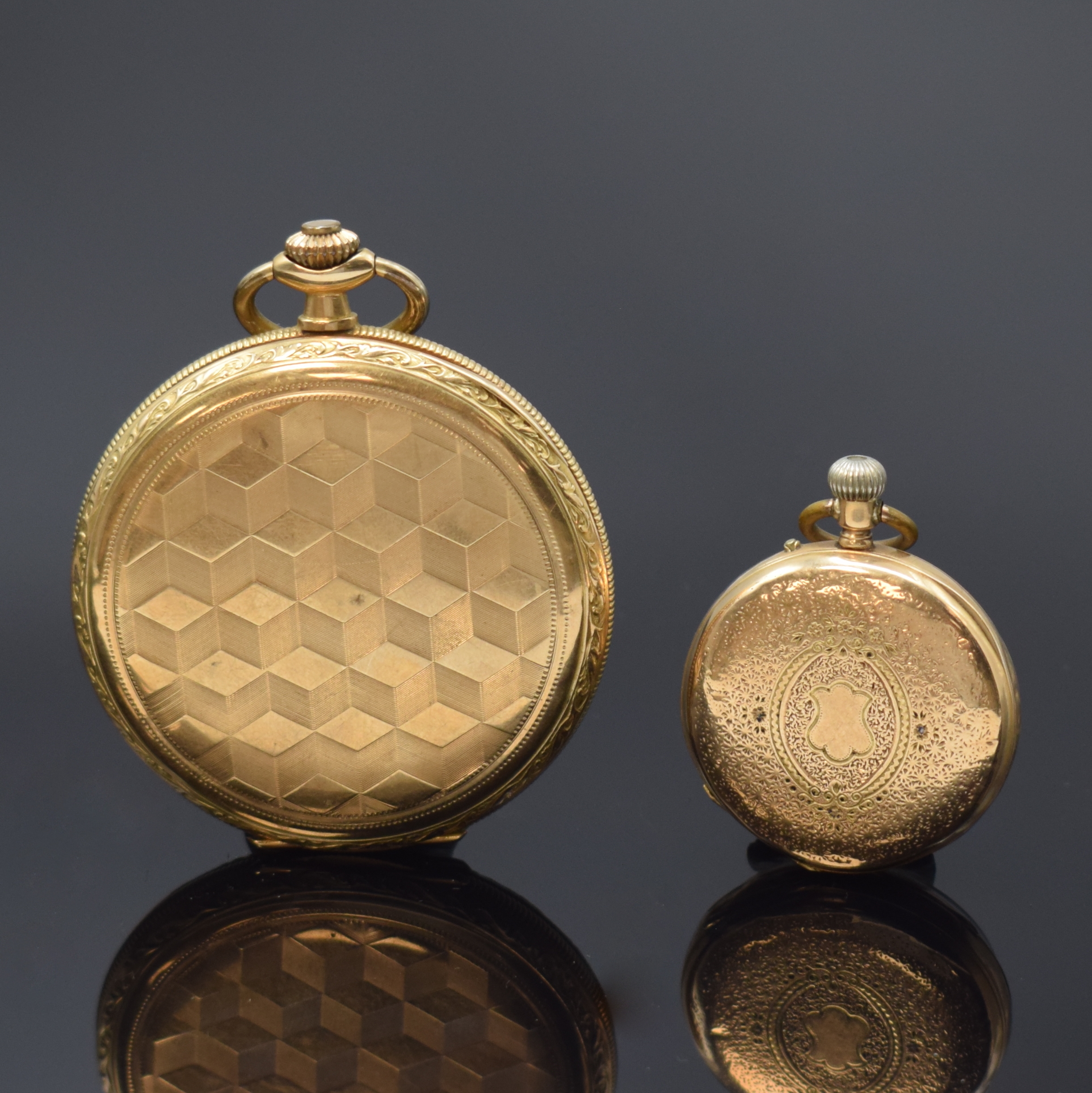 Detail c: Konvolut: 2 Taschenuhren in GG 585/000, Schweiz um 1880 - 1930, 1) Herrensavonette, Würfel-guill. 2-Deckel Goldgeh., floral grav. Rand, Lunette zu ...