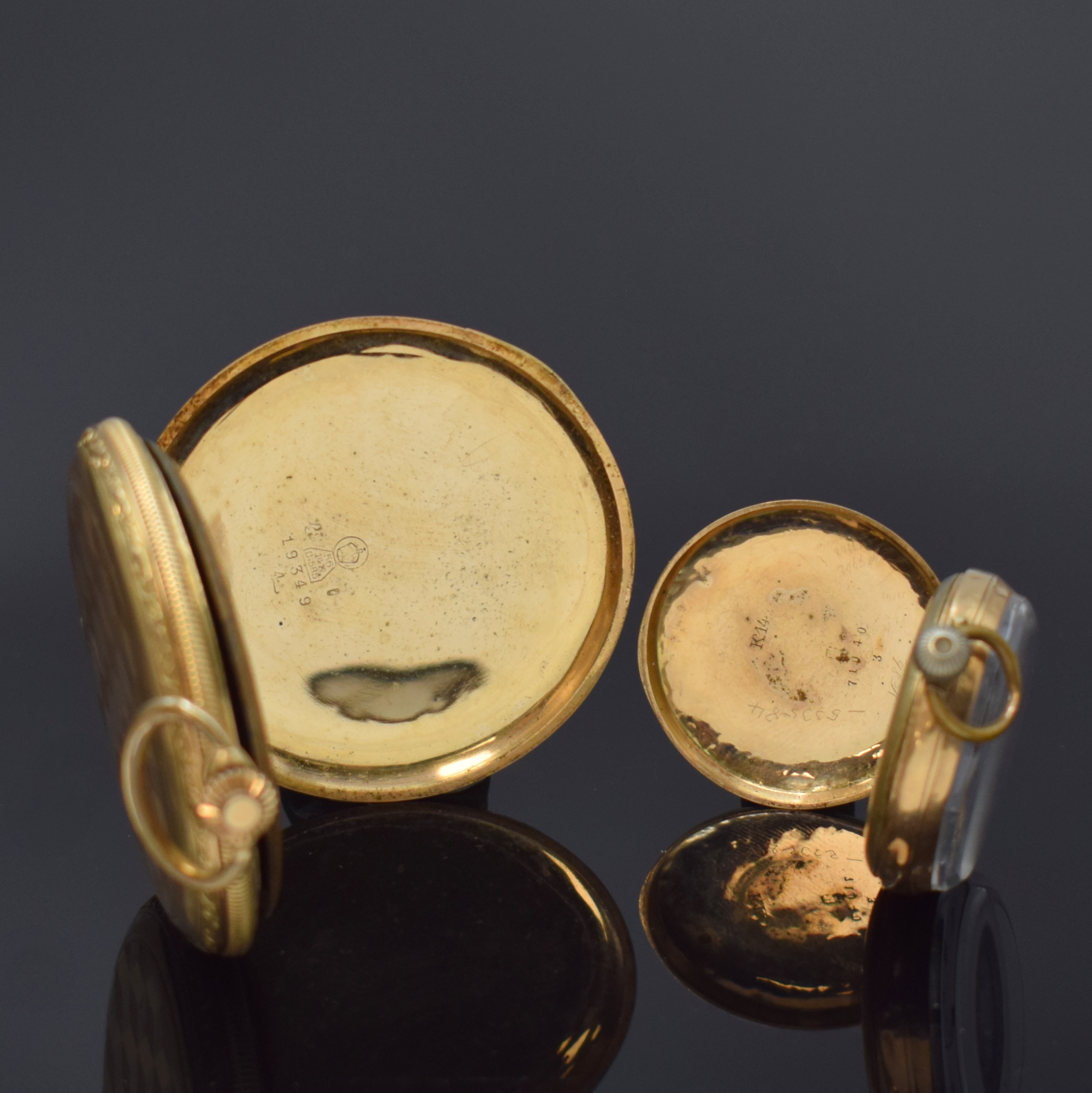 Detail d: Konvolut: 2 Taschenuhren in GG 585/000, Schweiz um 1880 - 1930, 1) Herrensavonette, Würfel-guill. 2-Deckel Goldgeh., floral grav. Rand, Lunette zu ...