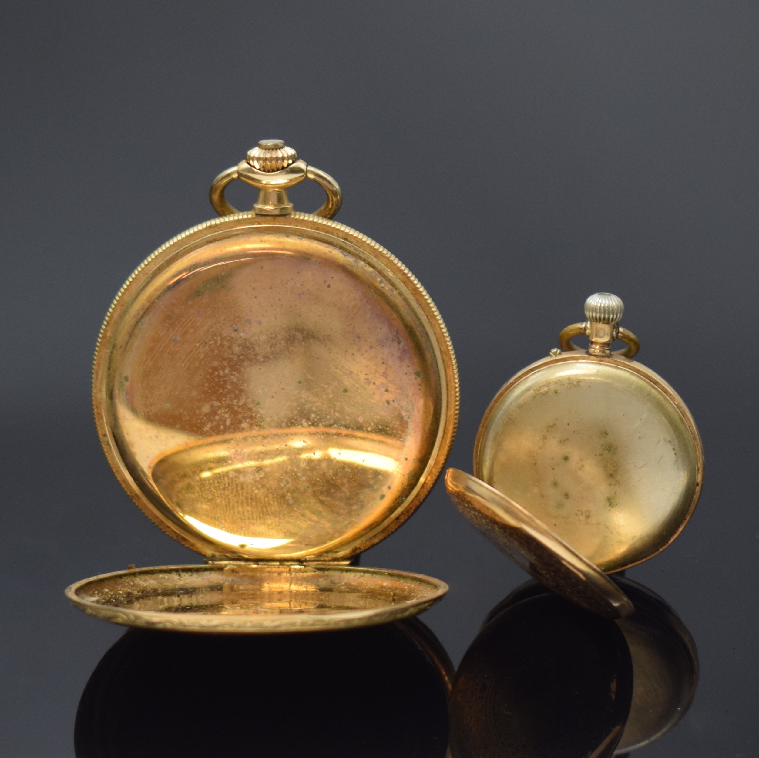 Detail e: Konvolut: 2 Taschenuhren in GG 585/000, Schweiz um 1880 - 1930, 1) Herrensavonette, Würfel-guill. 2-Deckel Goldgeh., floral grav. Rand, Lunette zu ...