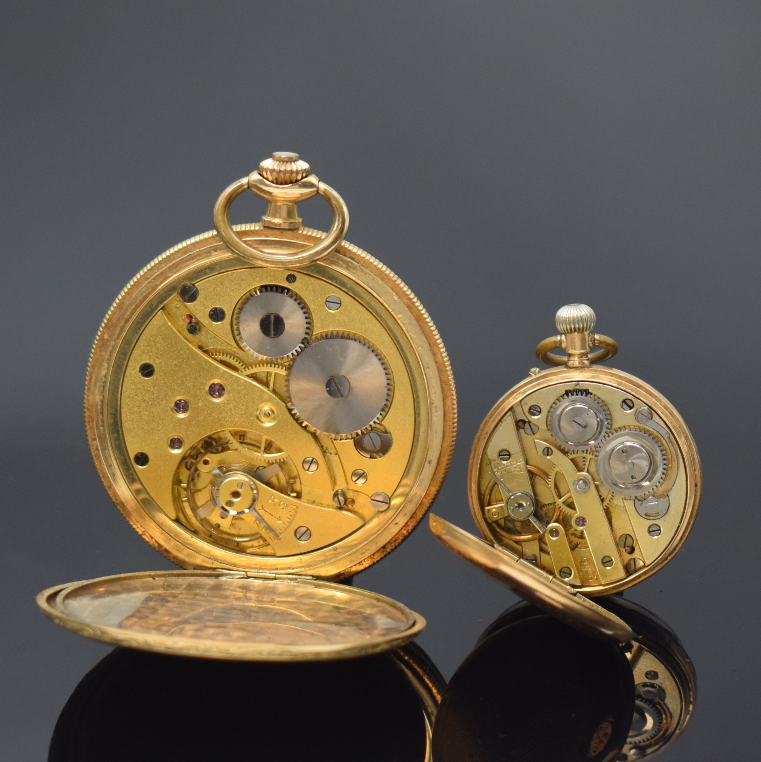 Detail f: Konvolut: 2 Taschenuhren in GG 585/000, Schweiz um 1880 - 1930, 1) Herrensavonette, Würfel-guill. 2-Deckel Goldgeh., floral grav. Rand, Lunette zu ...