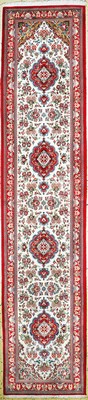 Image Ghom Kork, Persien, Neuwertig, Korkwolle, ca. 371 x 80 cm Schätzpreis: 1550, - EUR