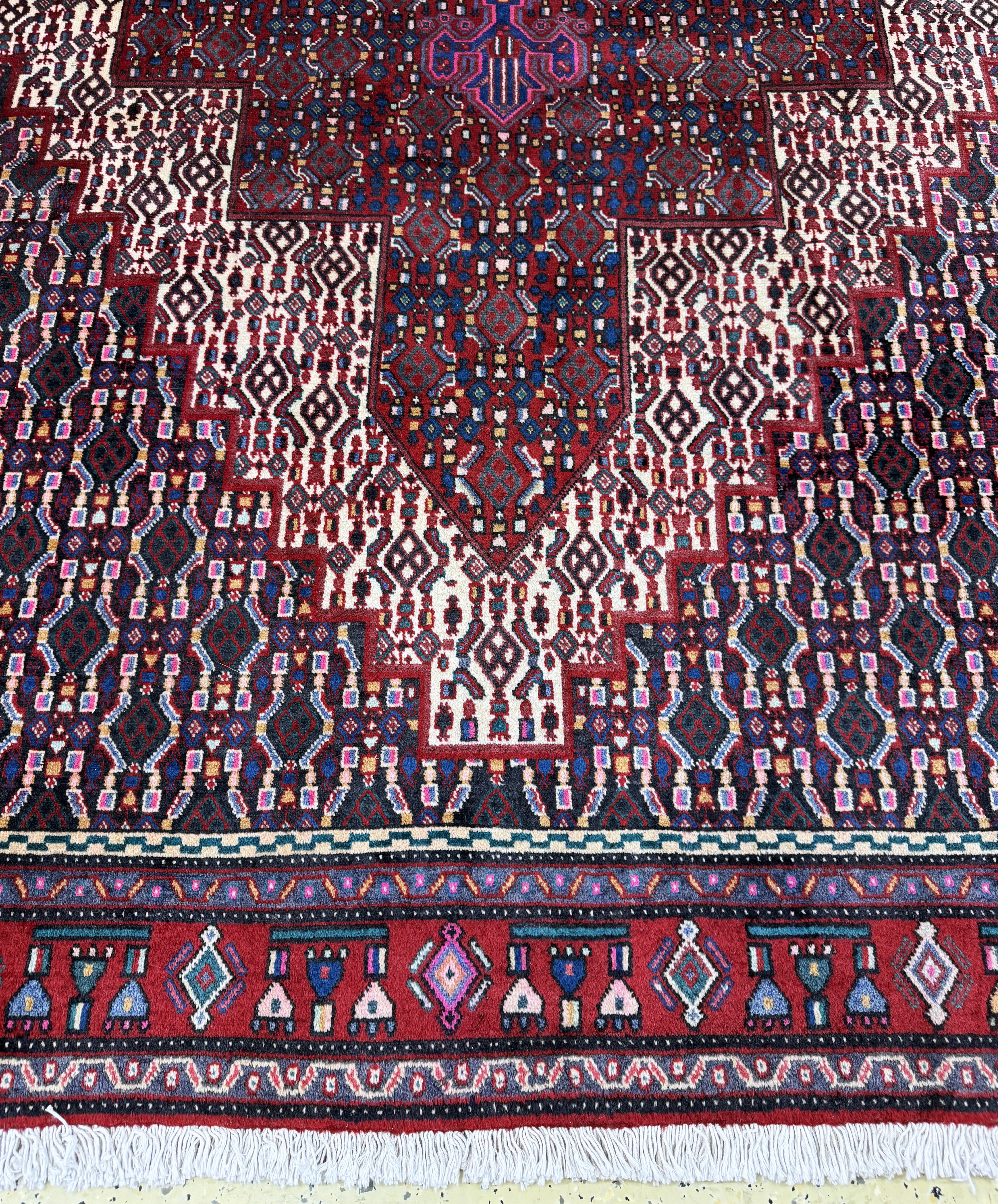 Detail b: Senneh, Persien, Ende 20.Jhd, Wolle auf Baumwolle, ca. 293 x 202 cm, EHZ: 1-2