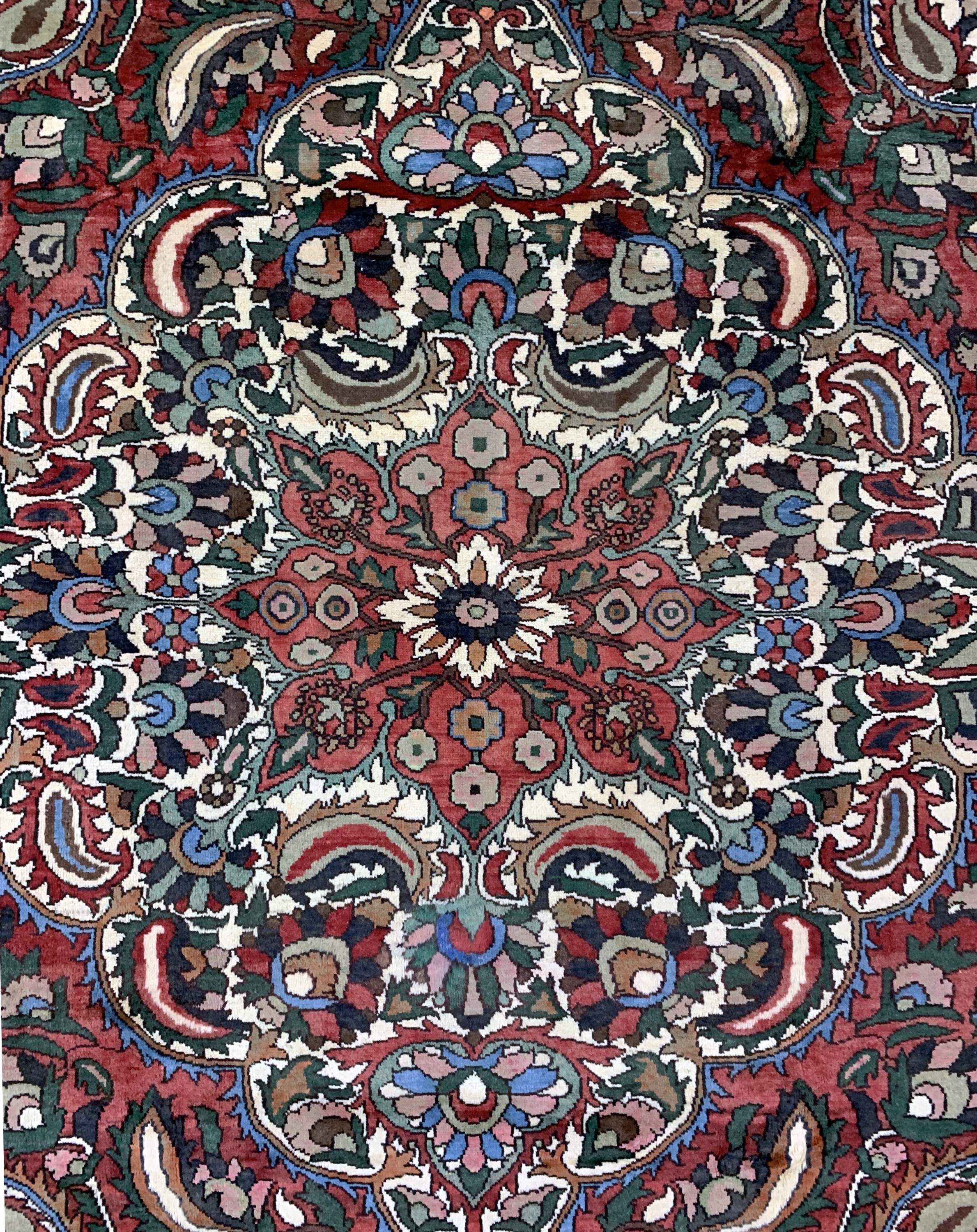 Detail c: Bachtiar alt, Persien, Mitte 20.Jhd, Wolle auf Baumwolle, ca. 346 x 243 cm, EHZ: 2, (restauriert)