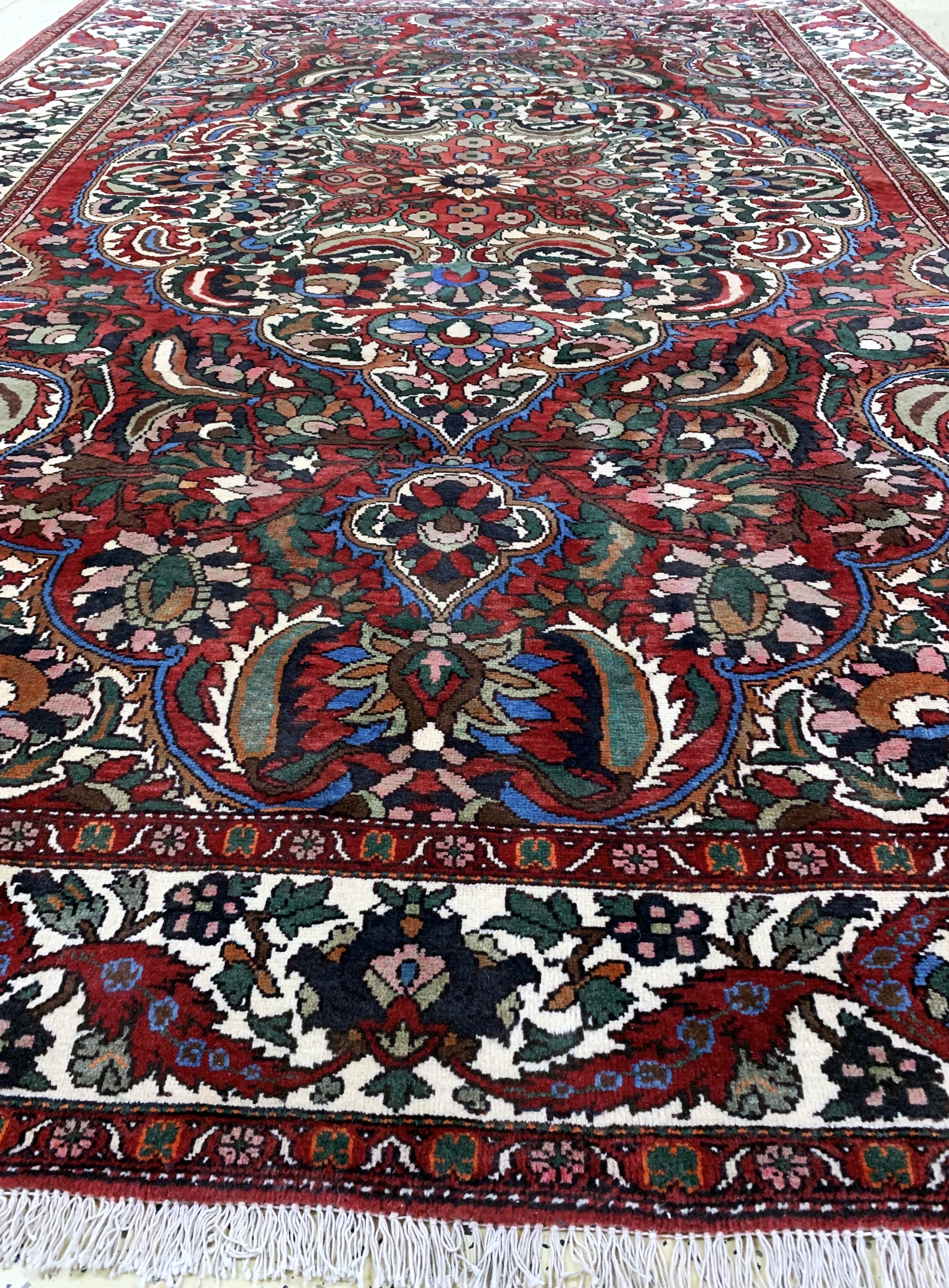Detail f: Bachtiar alt, Persien, Mitte 20.Jhd, Wolle auf Baumwolle, ca. 346 x 243 cm, EHZ: 2, (restauriert)