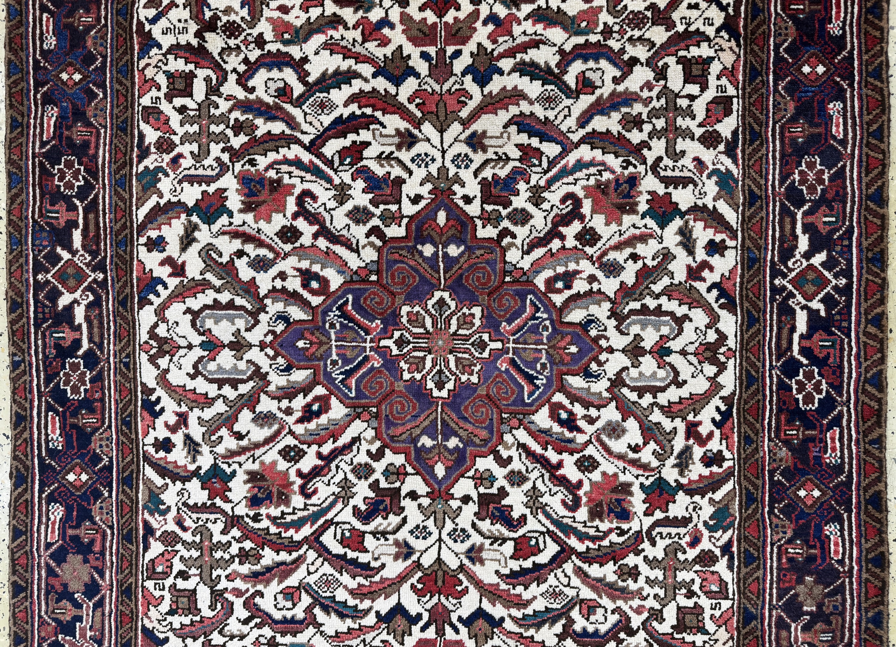 Detail b: Heriz alt, Persien, Mitte 20.Jhds, Wolle auf Baumwolle, ca. 377 x 145 cm, EHZ: 2