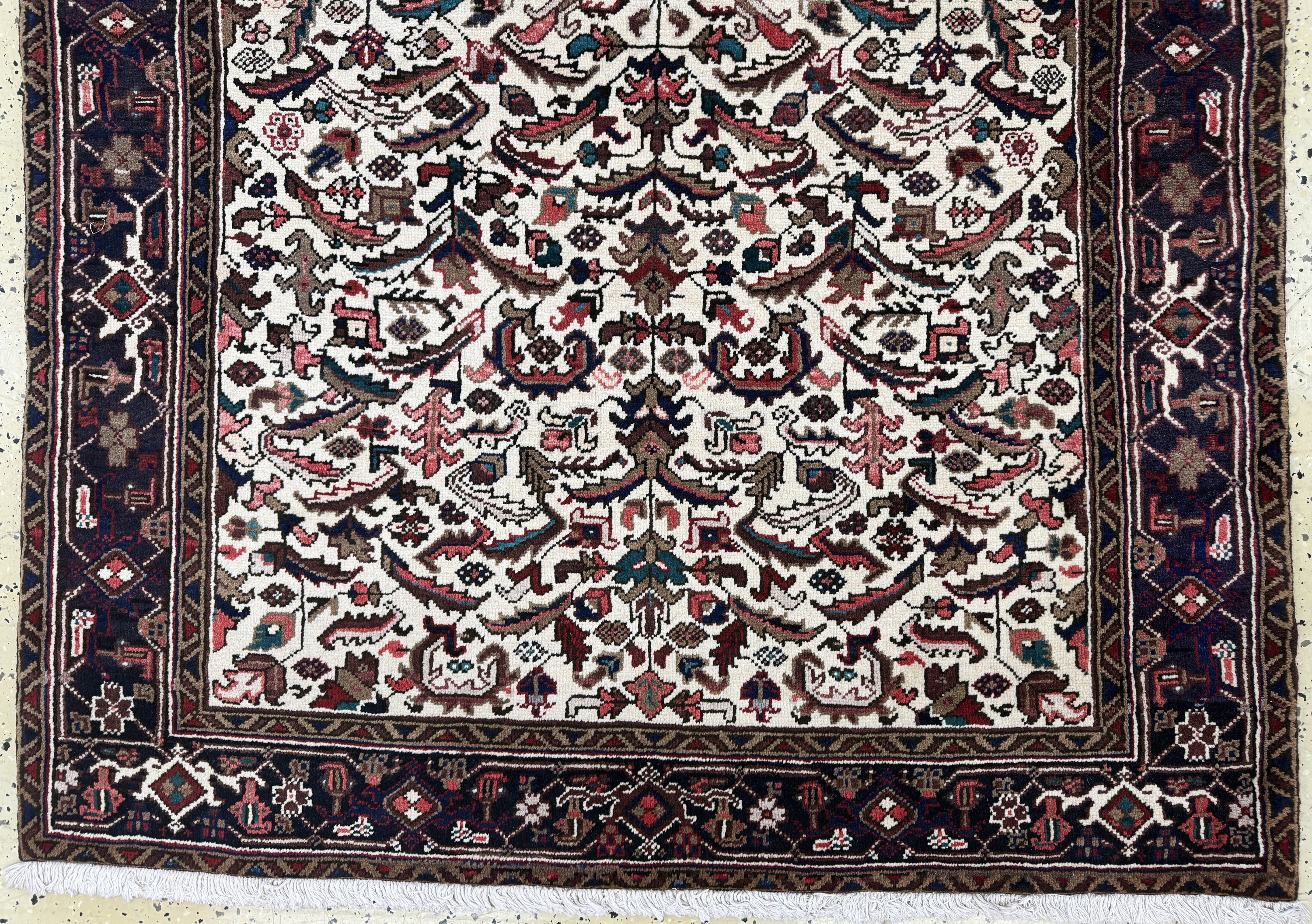 Detail c: Heriz alt, Persien, Mitte 20.Jhds, Wolle auf Baumwolle, ca. 377 x 145 cm, EHZ: 2