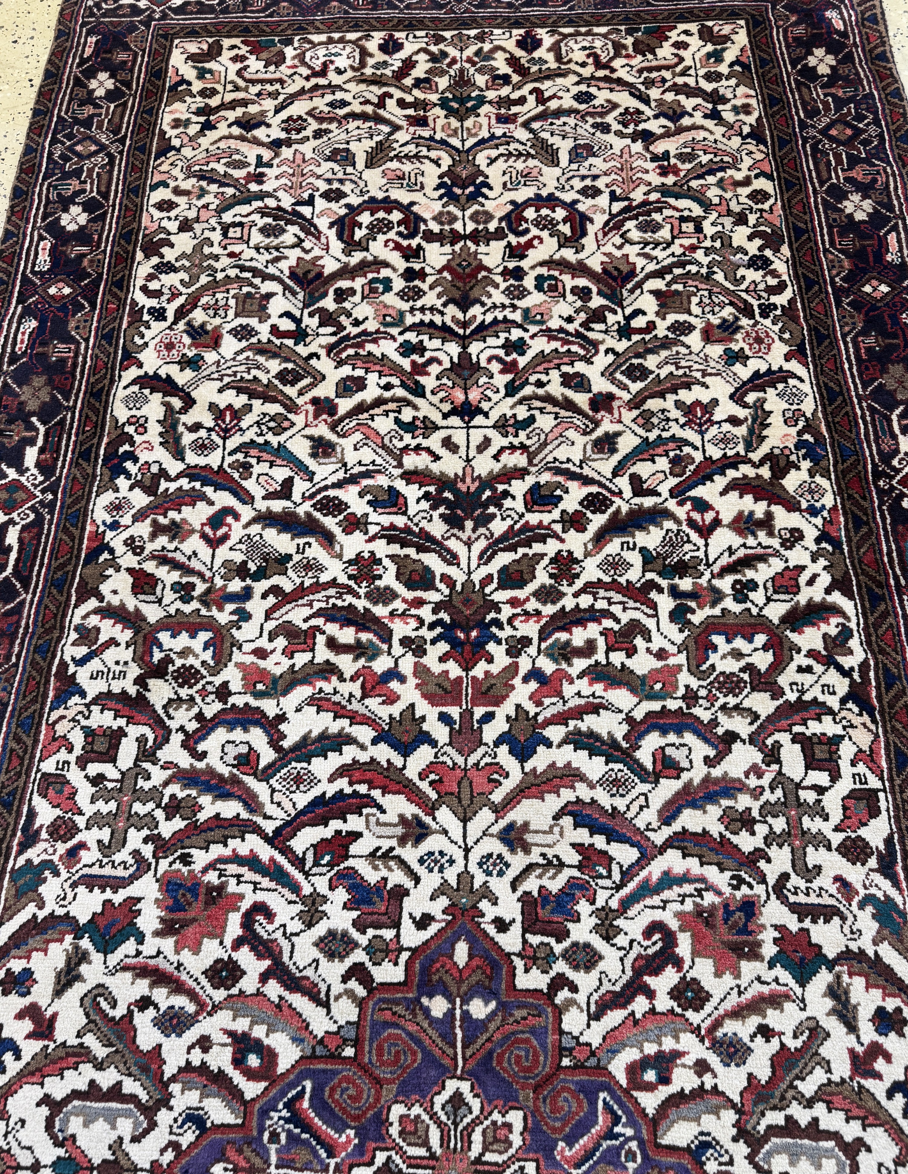 Detail d: Heriz alt, Persien, Mitte 20.Jhds, Wolle auf Baumwolle, ca. 377 x 145 cm, EHZ: 2