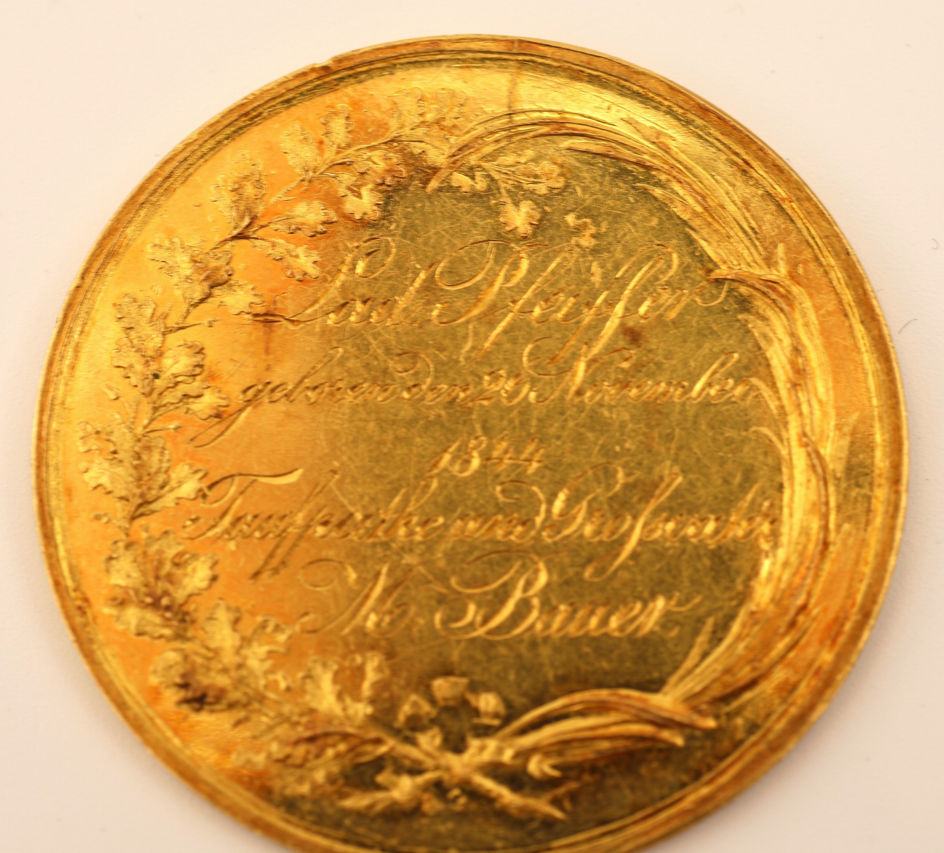 Detail a: Goldmedaille, 1844, 900er Gold gepr., AV: Darstellung Jesuskind mit Maria und heiligen drei Königen, RV: Inschrift, Lad. Pfeiffer geboren dem 26. ...