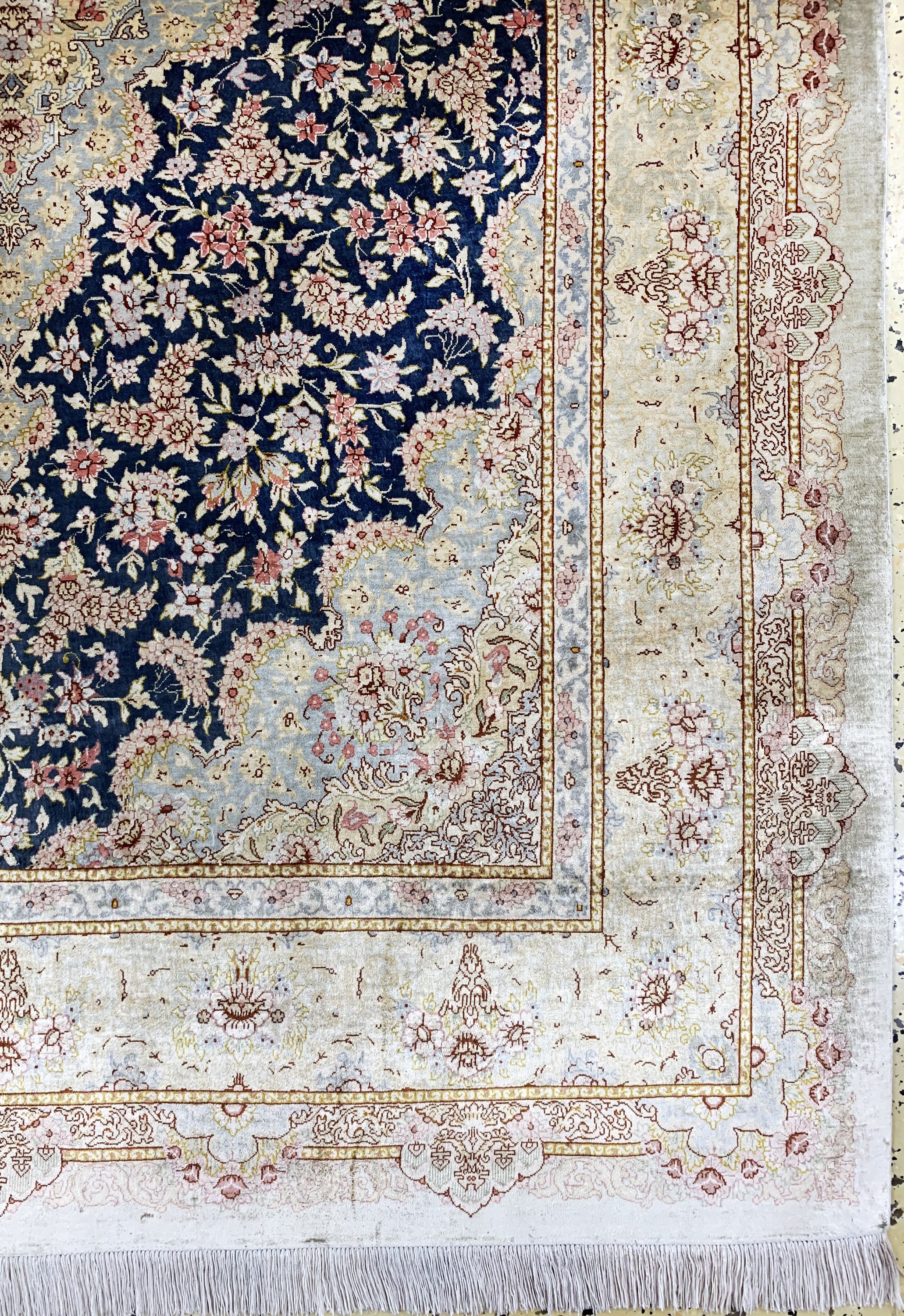 Detail a: Ghom Seide fein Persien, signiert(Akhondi),Ende 20.Jhd, reine Naturseide, ca. 196 x 134 cm, ca. 1,0 Mio. Kn/qm, EHZ: 1-2