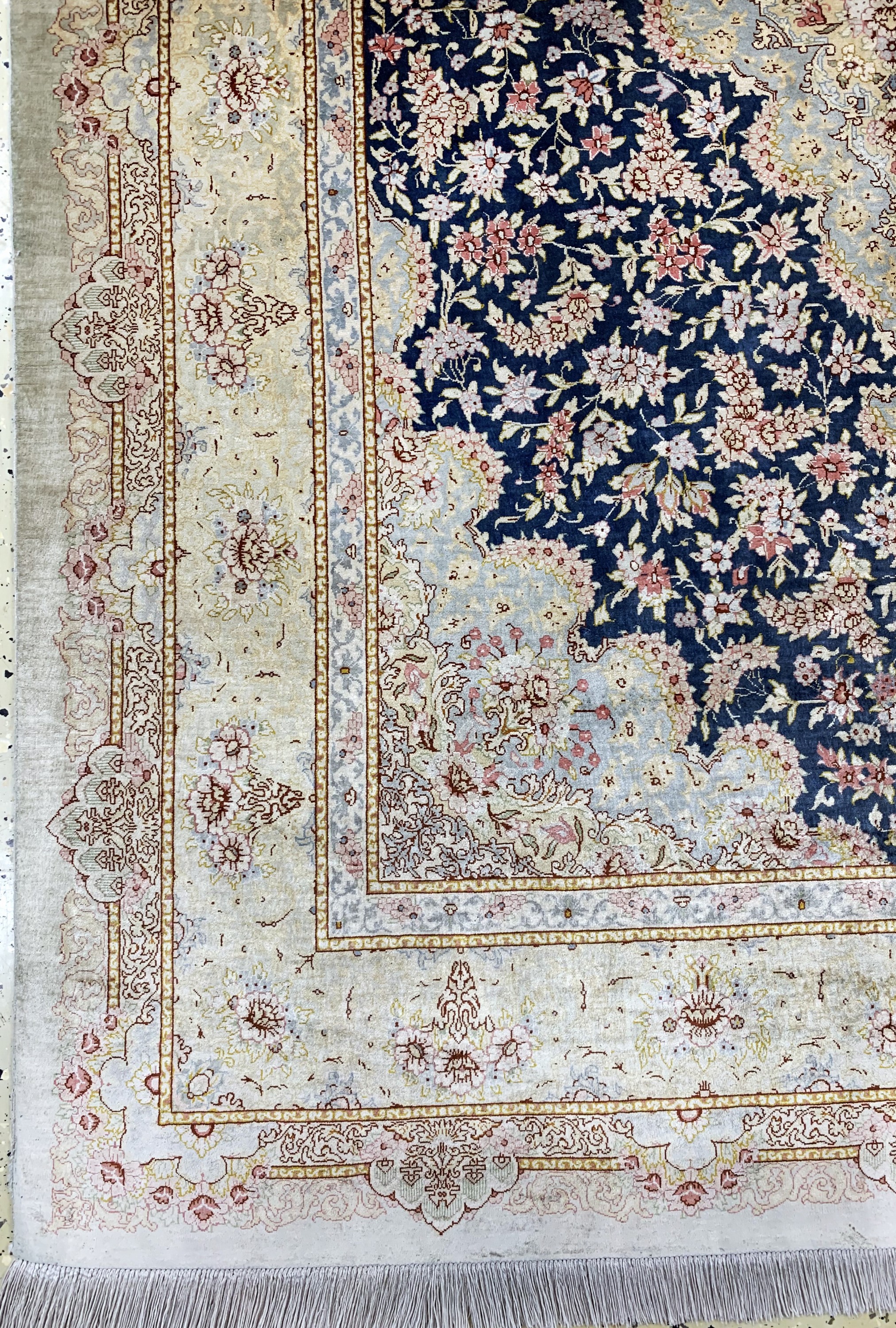 Detail b: Ghom Seide fein Persien, signiert(Akhondi),Ende 20.Jhd, reine Naturseide, ca. 196 x 134 cm, ca. 1,0 Mio. Kn/qm, EHZ: 1-2