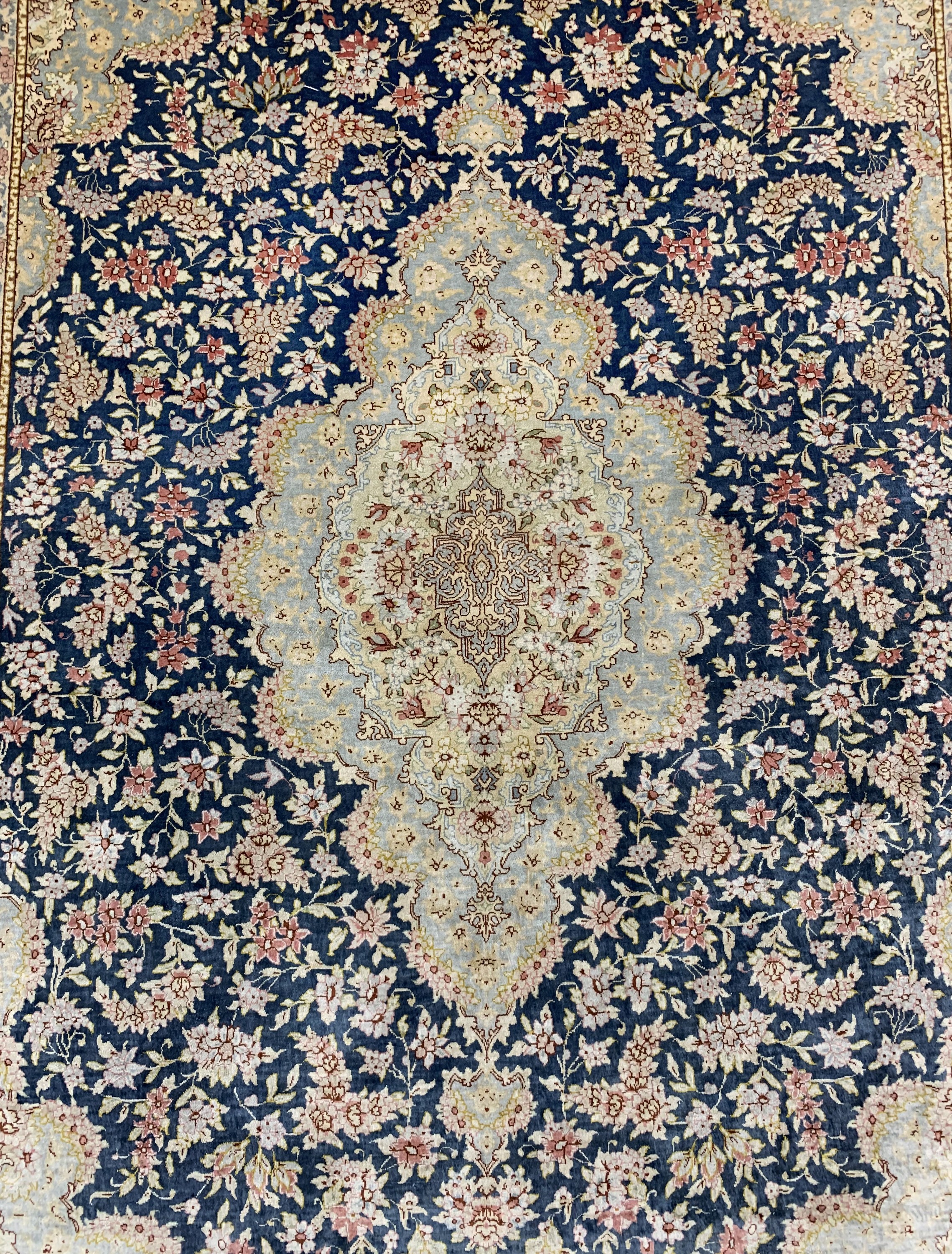 Detail c: Ghom Seide fein Persien, signiert(Akhondi),Ende 20.Jhd, reine Naturseide, ca. 196 x 134 cm, ca. 1,0 Mio. Kn/qm, EHZ: 1-2