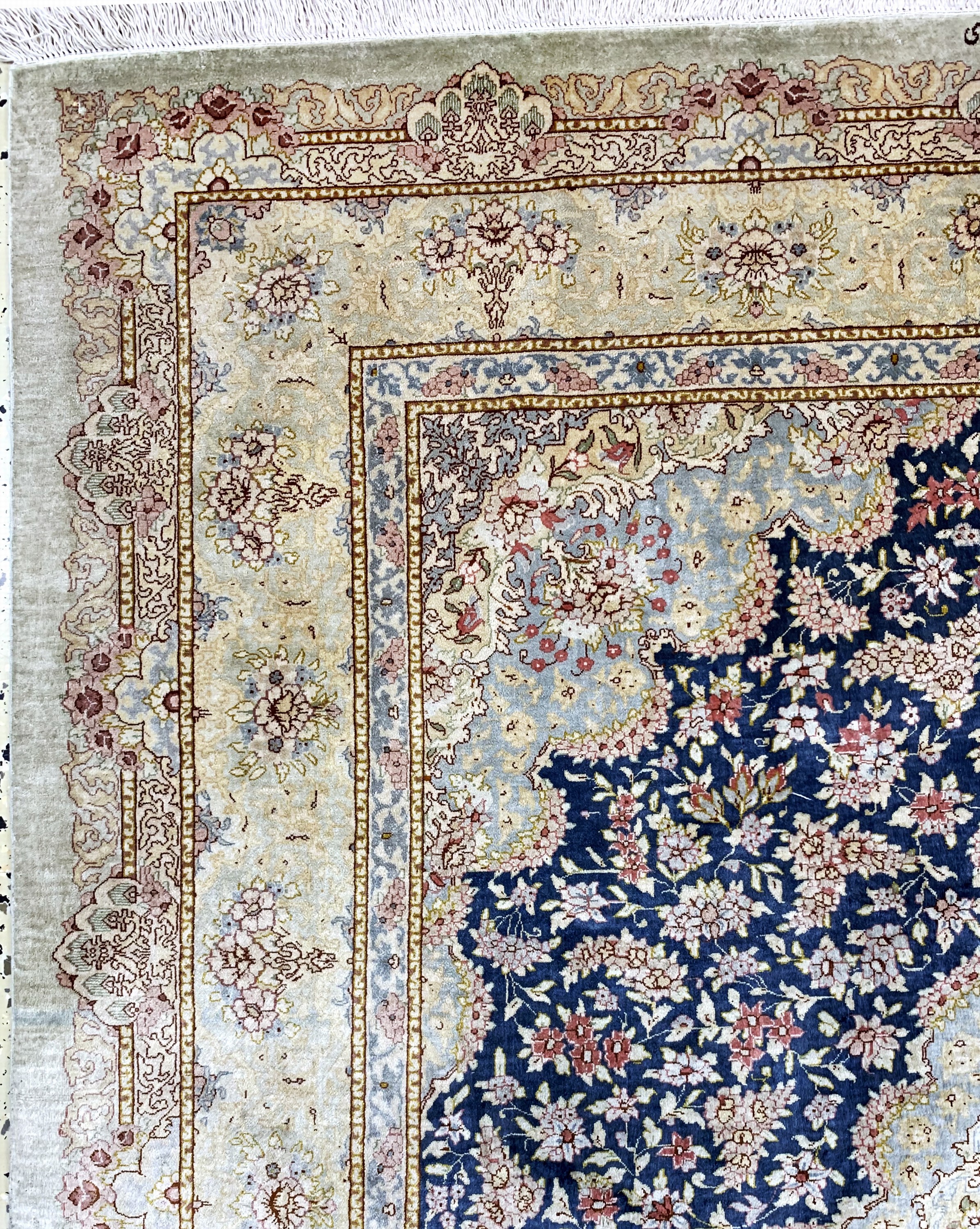Detail d: Ghom Seide fein Persien, signiert(Akhondi),Ende 20.Jhd, reine Naturseide, ca. 196 x 134 cm, ca. 1,0 Mio. Kn/qm, EHZ: 1-2
