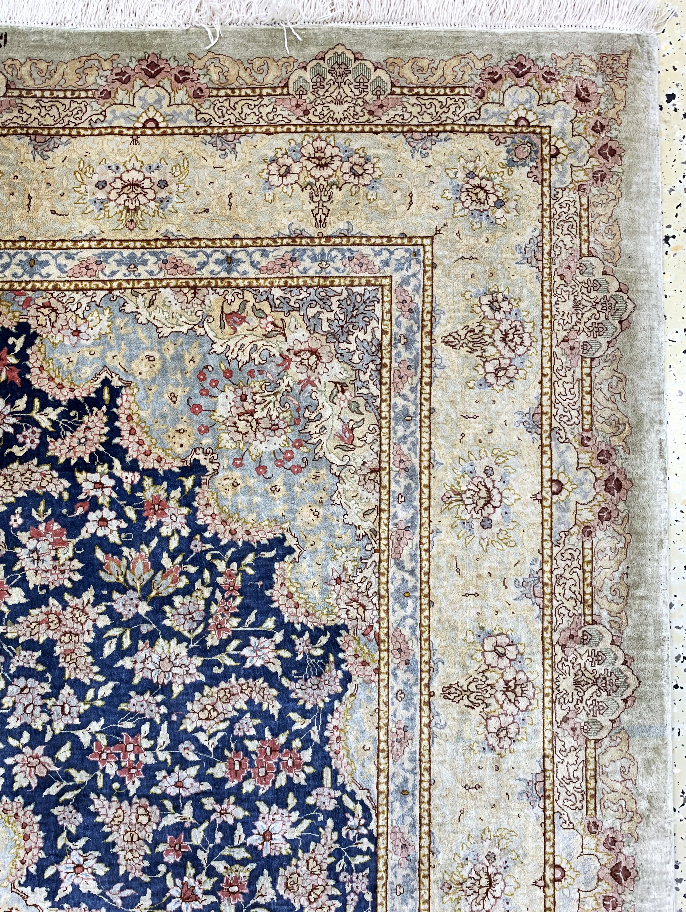 Detail f: Ghom Seide fein Persien, signiert(Akhondi),Ende 20.Jhd, reine Naturseide, ca. 196 x 134 cm, ca. 1,0 Mio. Kn/qm, EHZ: 1-2