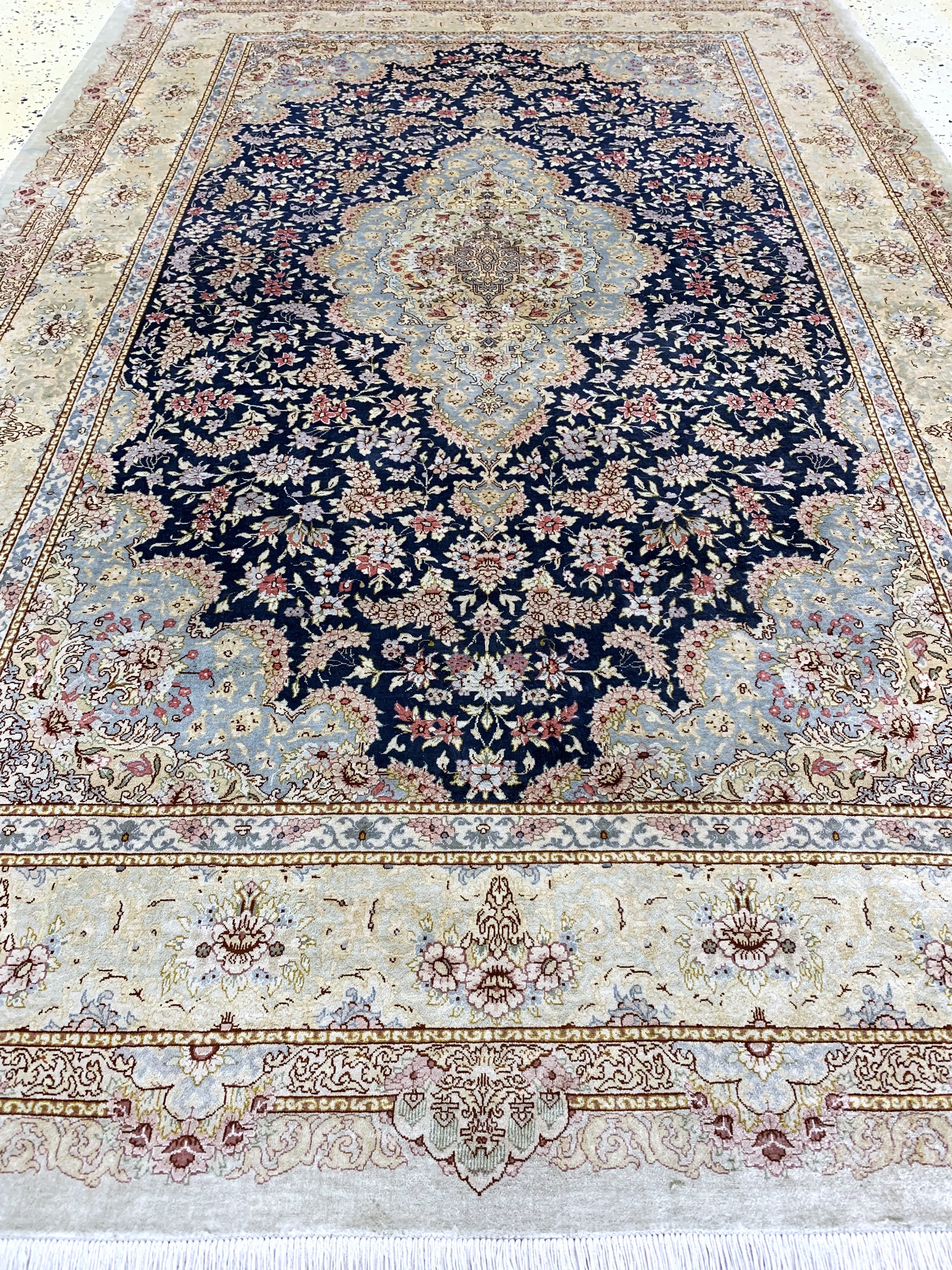 Detail g: Ghom Seide fein Persien, signiert(Akhondi),Ende 20.Jhd, reine Naturseide, ca. 196 x 134 cm, ca. 1,0 Mio. Kn/qm, EHZ: 1-2