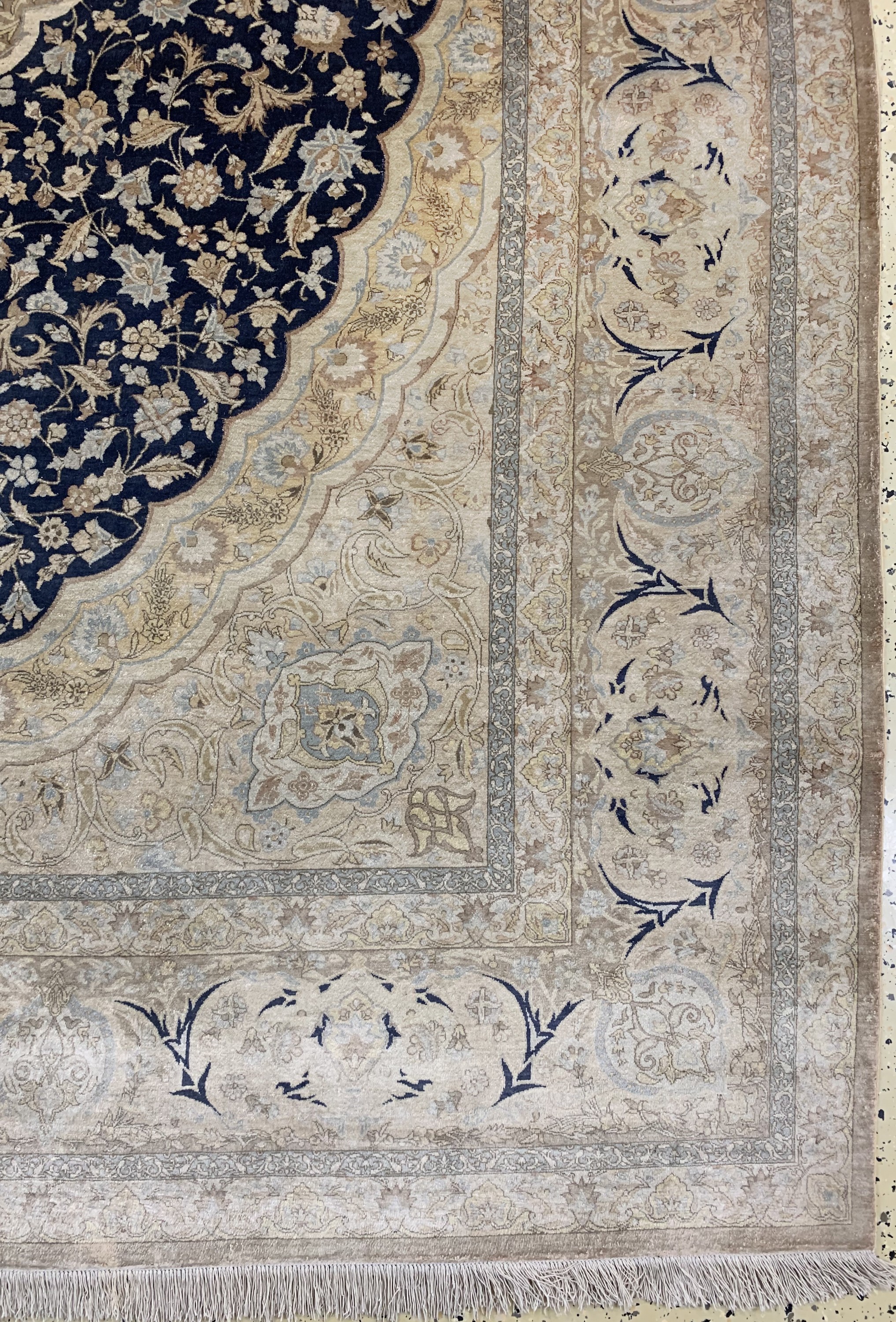 Detail a: Ghom Seide fein Persien, signiert(Akhondi),Ende 20.Jhd, reine Naturseide, ca. 295 x 200 cm, ca. 1,0 Mio. Kn/qm, EHZ: 2(verfärbt).