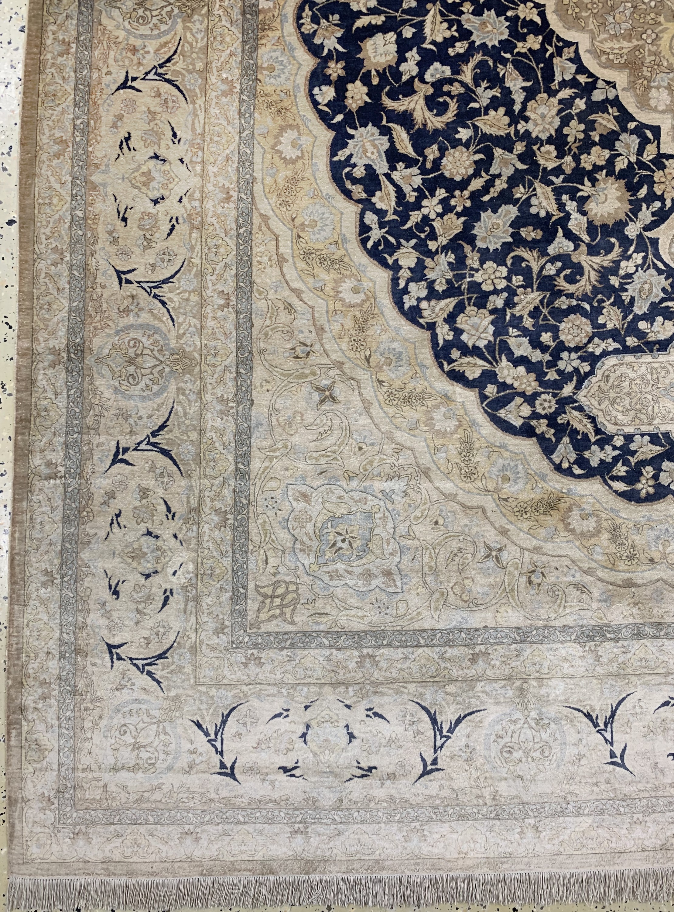 Detail b: Ghom Seide fein Persien, signiert(Akhondi),Ende 20.Jhd, reine Naturseide, ca. 295 x 200 cm, ca. 1,0 Mio. Kn/qm, EHZ: 2(verfärbt).