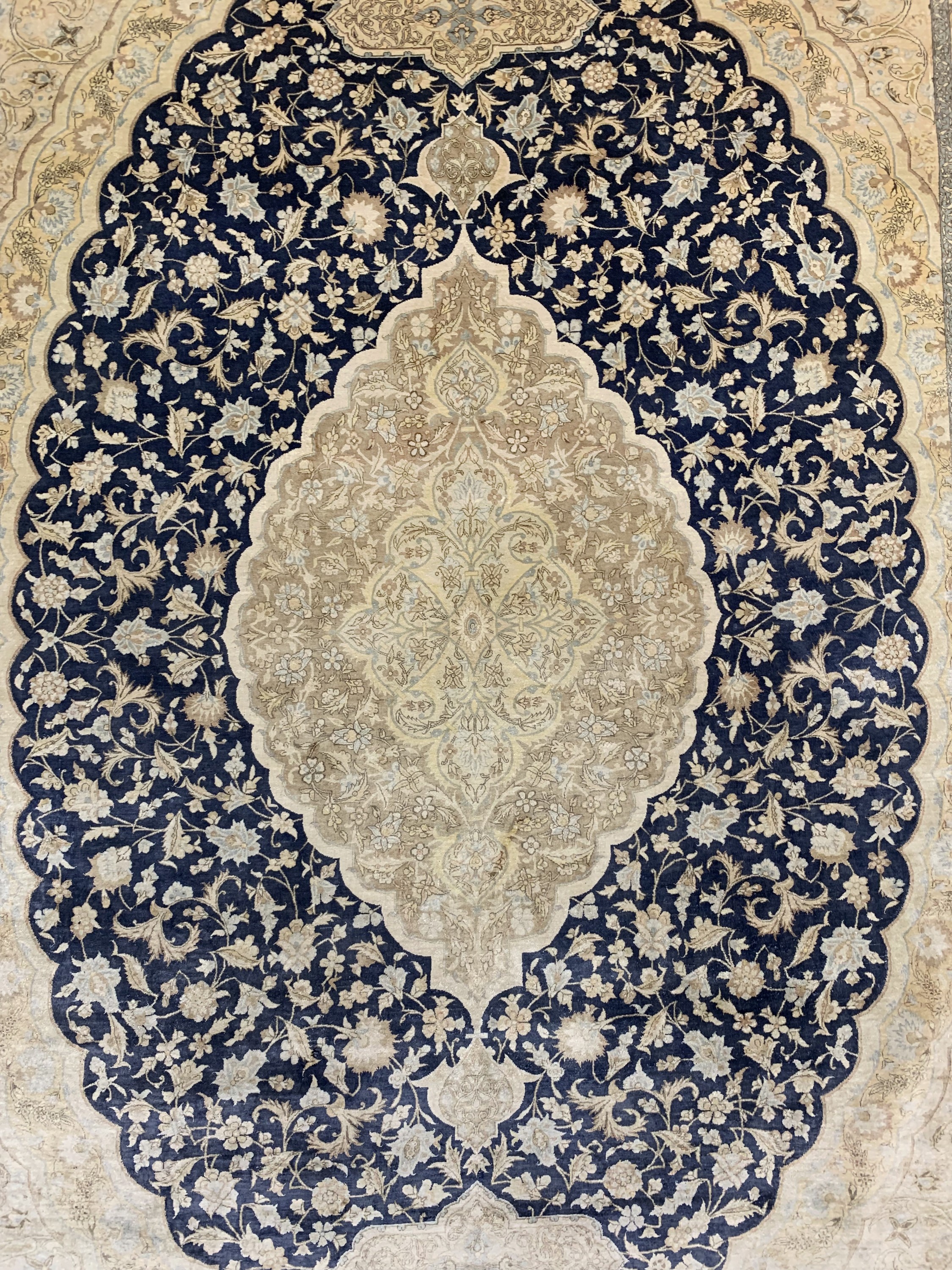 Detail c: Ghom Seide fein Persien, signiert(Akhondi),Ende 20.Jhd, reine Naturseide, ca. 295 x 200 cm, ca. 1,0 Mio. Kn/qm, EHZ: 2(verfärbt).
