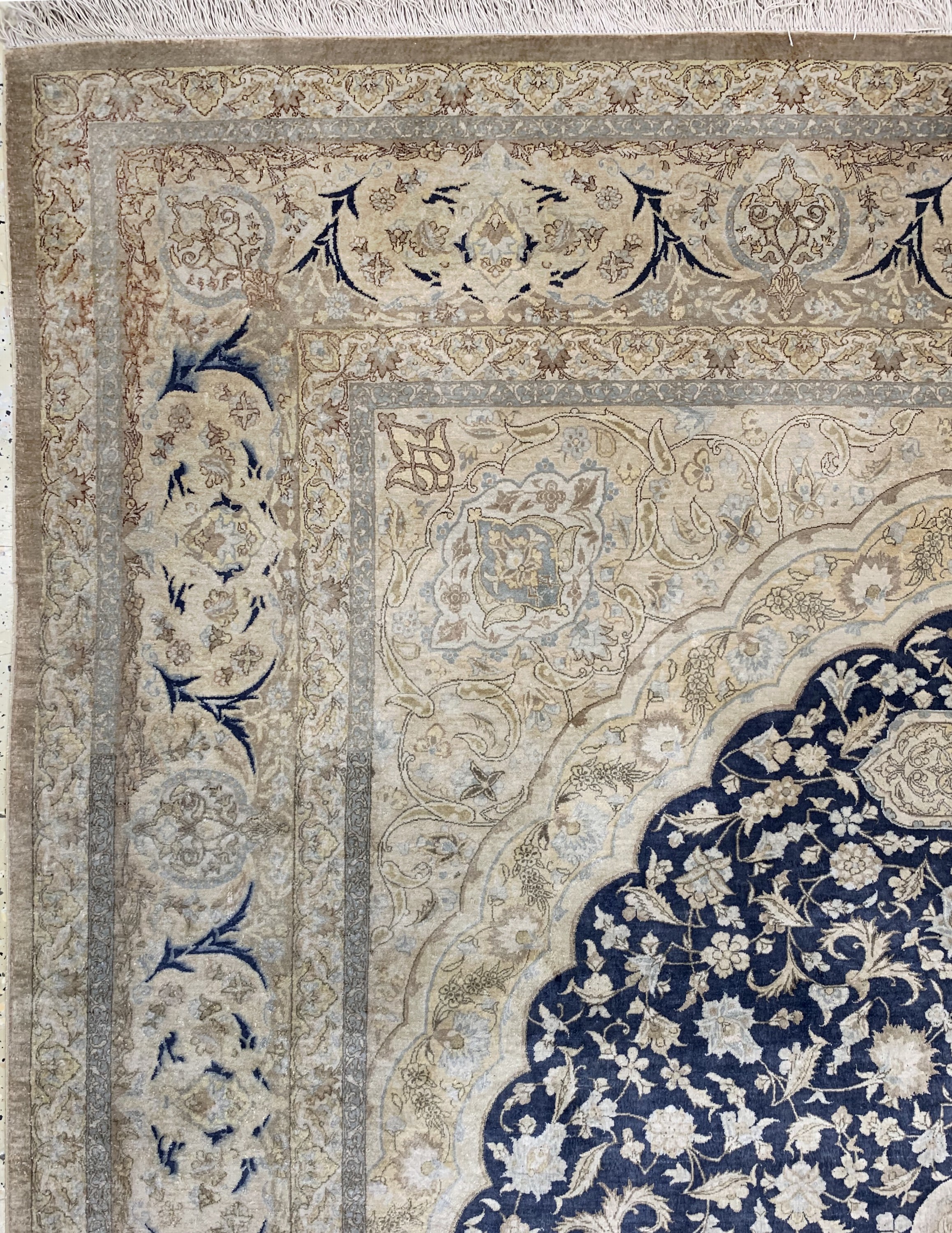 Detail d: Ghom Seide fein Persien, signiert(Akhondi),Ende 20.Jhd, reine Naturseide, ca. 295 x 200 cm, ca. 1,0 Mio. Kn/qm, EHZ: 2(verfärbt).
