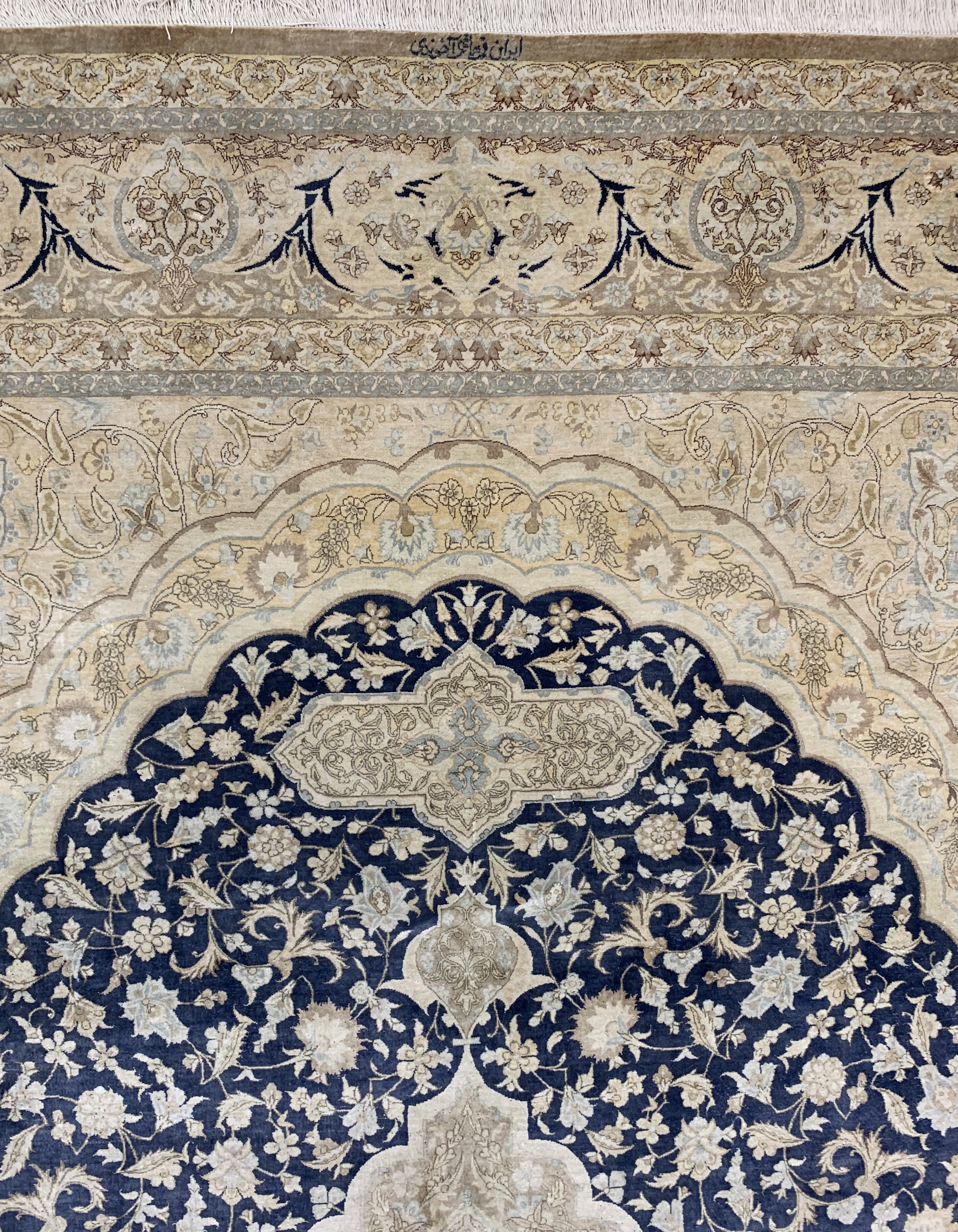 Detail e: Ghom Seide fein Persien, signiert(Akhondi),Ende 20.Jhd, reine Naturseide, ca. 295 x 200 cm, ca. 1,0 Mio. Kn/qm, EHZ: 2(verfärbt).
