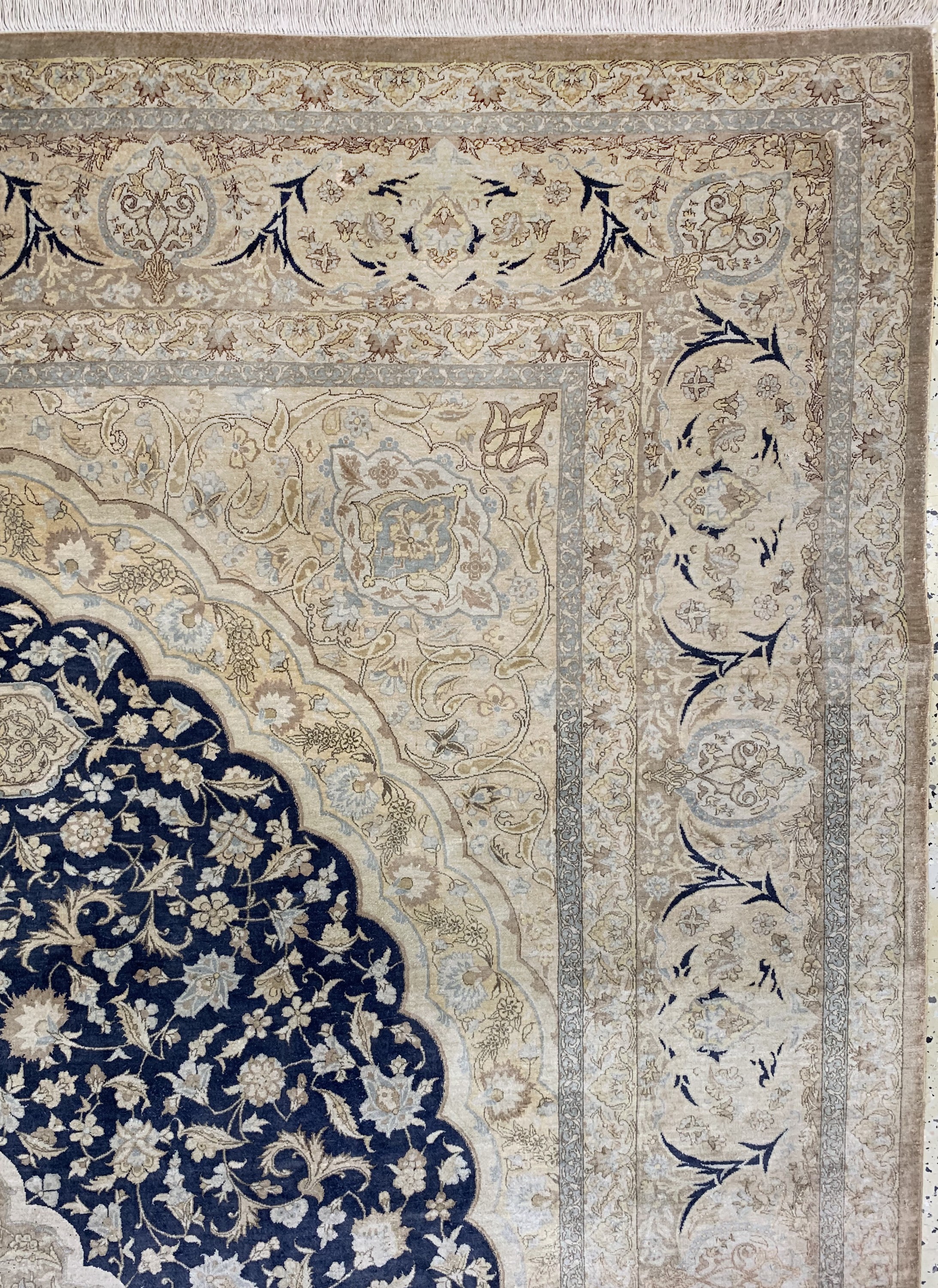 Detail f: Ghom Seide fein Persien, signiert(Akhondi),Ende 20.Jhd, reine Naturseide, ca. 295 x 200 cm, ca. 1,0 Mio. Kn/qm, EHZ: 2(verfärbt).