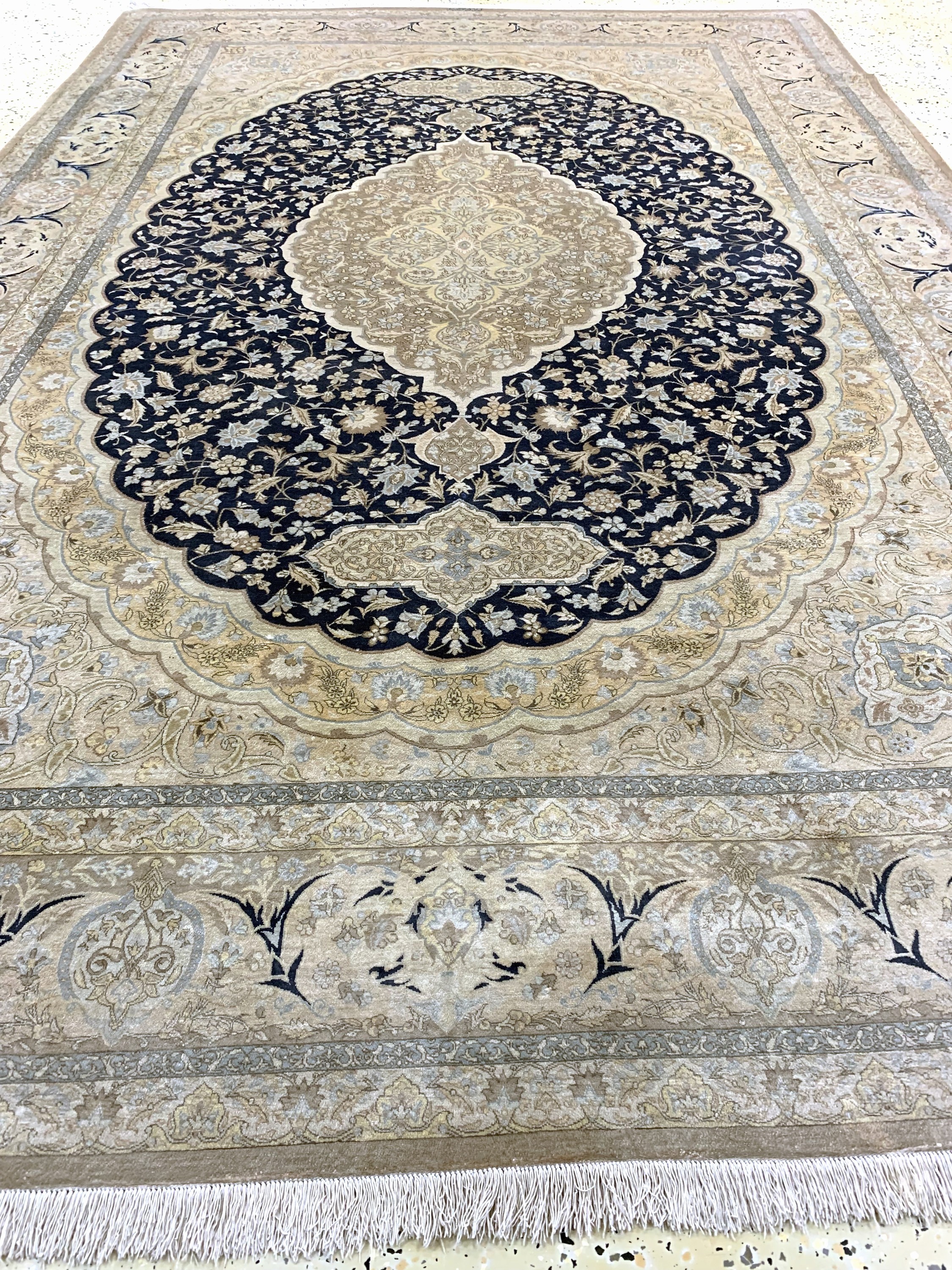 Detail g: Ghom Seide fein Persien, signiert(Akhondi),Ende 20.Jhd, reine Naturseide, ca. 295 x 200 cm, ca. 1,0 Mio. Kn/qm, EHZ: 2(verfärbt).