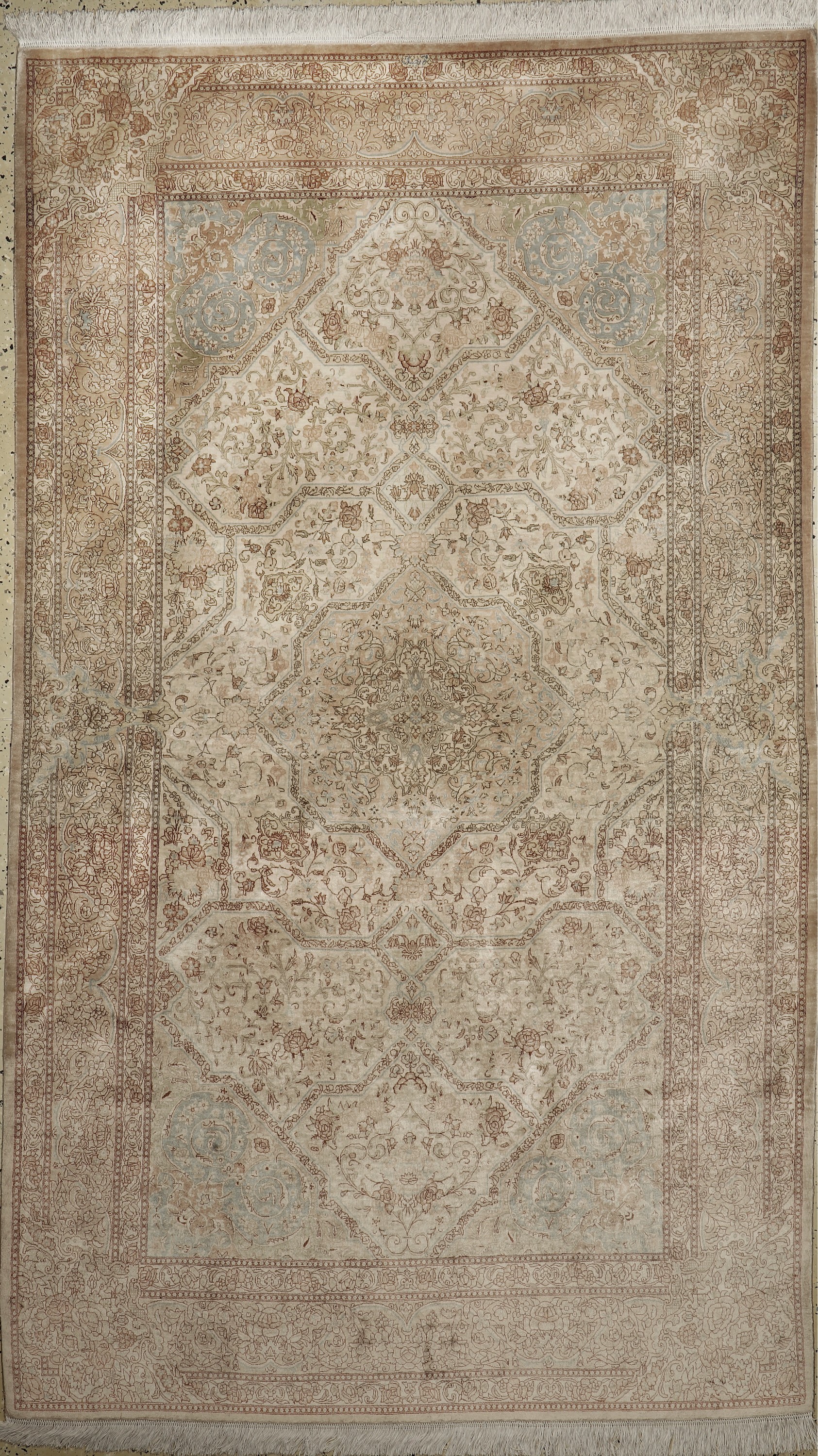 Ghom Seide fein Persien, signiert(Rajabian), Ende 20.Jhd, reine Naturseide, ca. 250 x 145 cm, Fransen erneuert,EHZ: 1-2, (Abrasch)