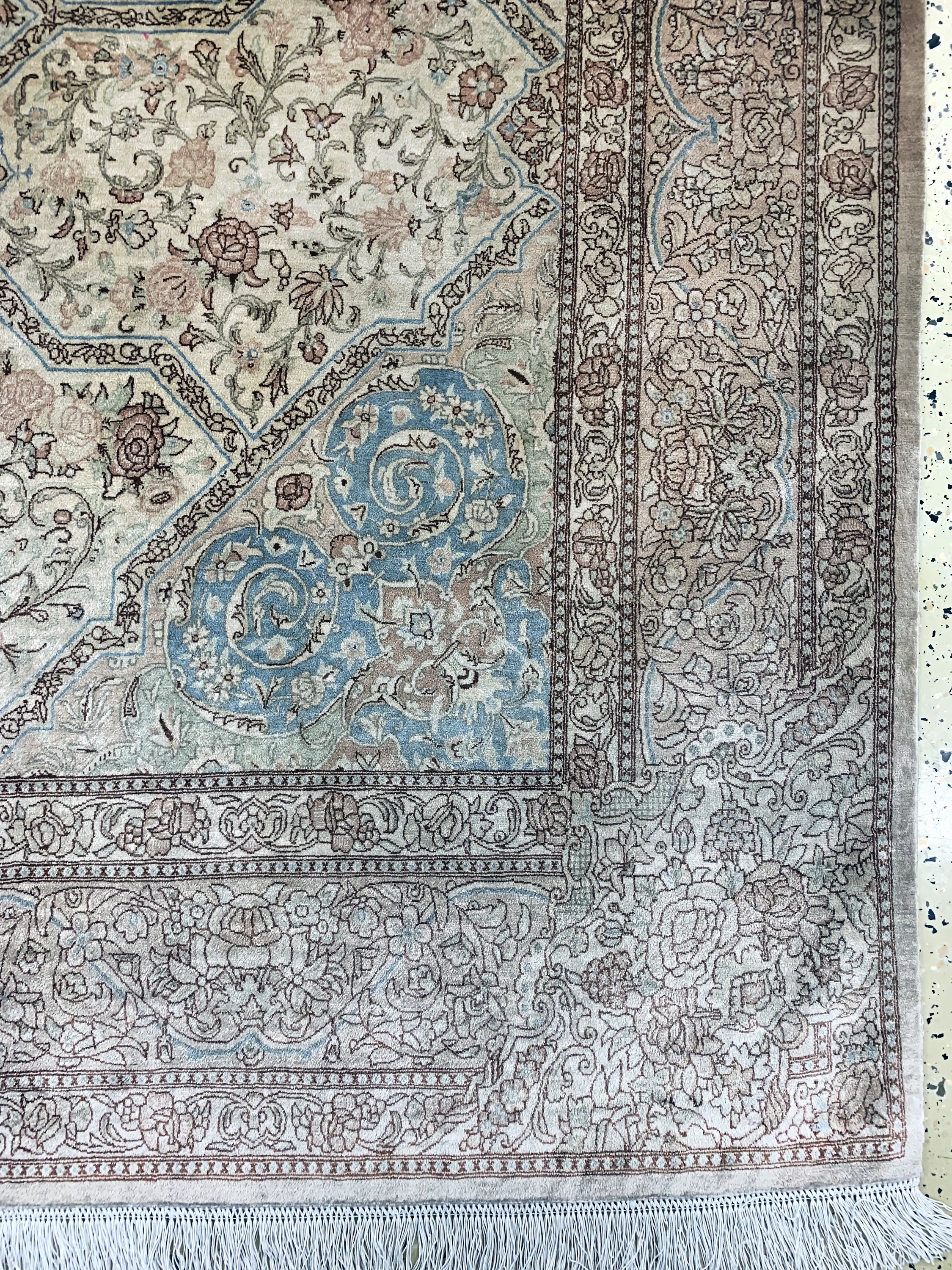 Detail a: Ghom Seide fein Persien, signiert(Rajabian), Ende 20.Jhd, reine Naturseide, ca. 250 x 145 cm, Fransen erneuert,EHZ: 1-2, (Abrasch)