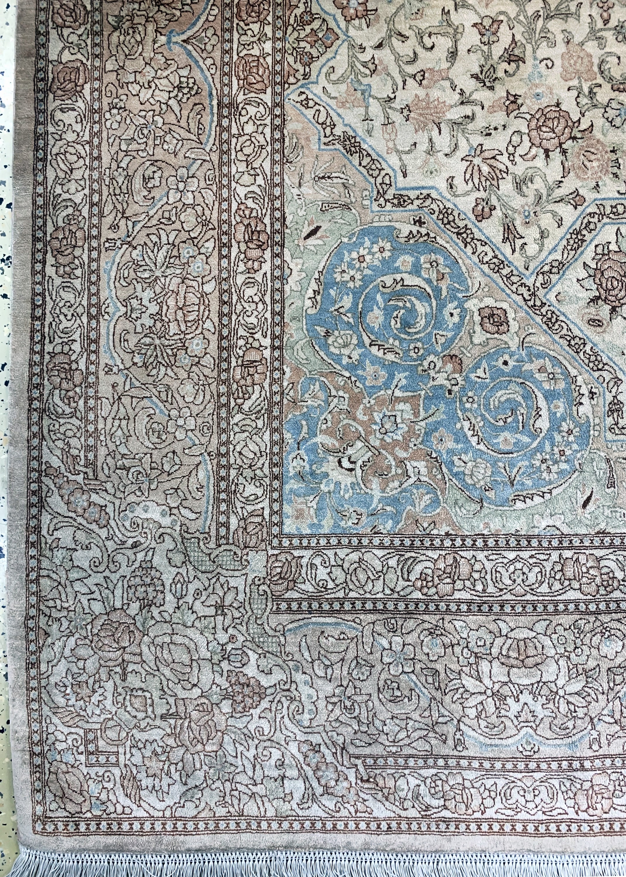 Detail b: Ghom Seide fein Persien, signiert(Rajabian), Ende 20.Jhd, reine Naturseide, ca. 250 x 145 cm, Fransen erneuert,EHZ: 1-2, (Abrasch)