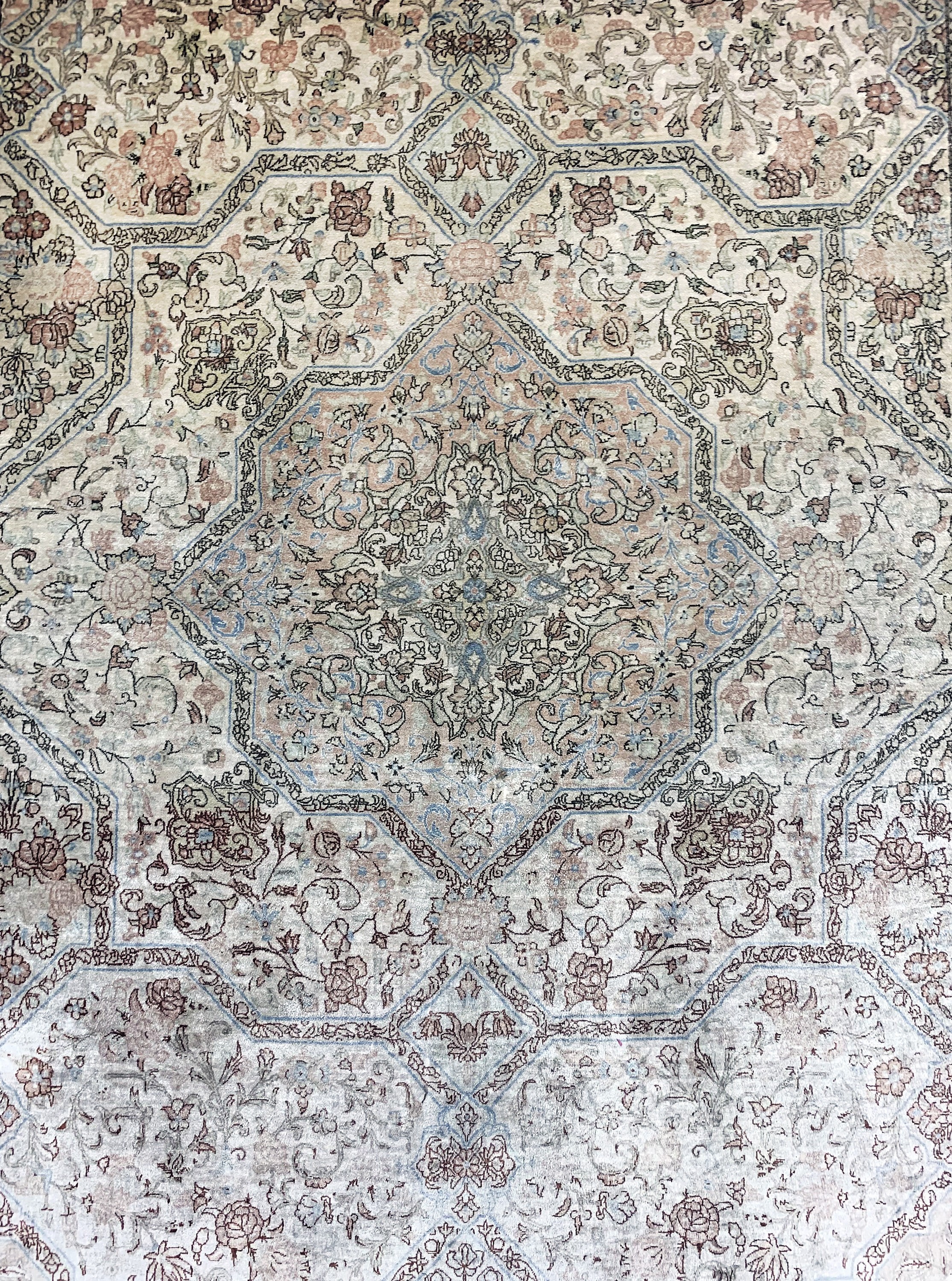 Detail c: Ghom Seide fein Persien, signiert(Rajabian), Ende 20.Jhd, reine Naturseide, ca. 250 x 145 cm, Fransen erneuert,EHZ: 1-2, (Abrasch)