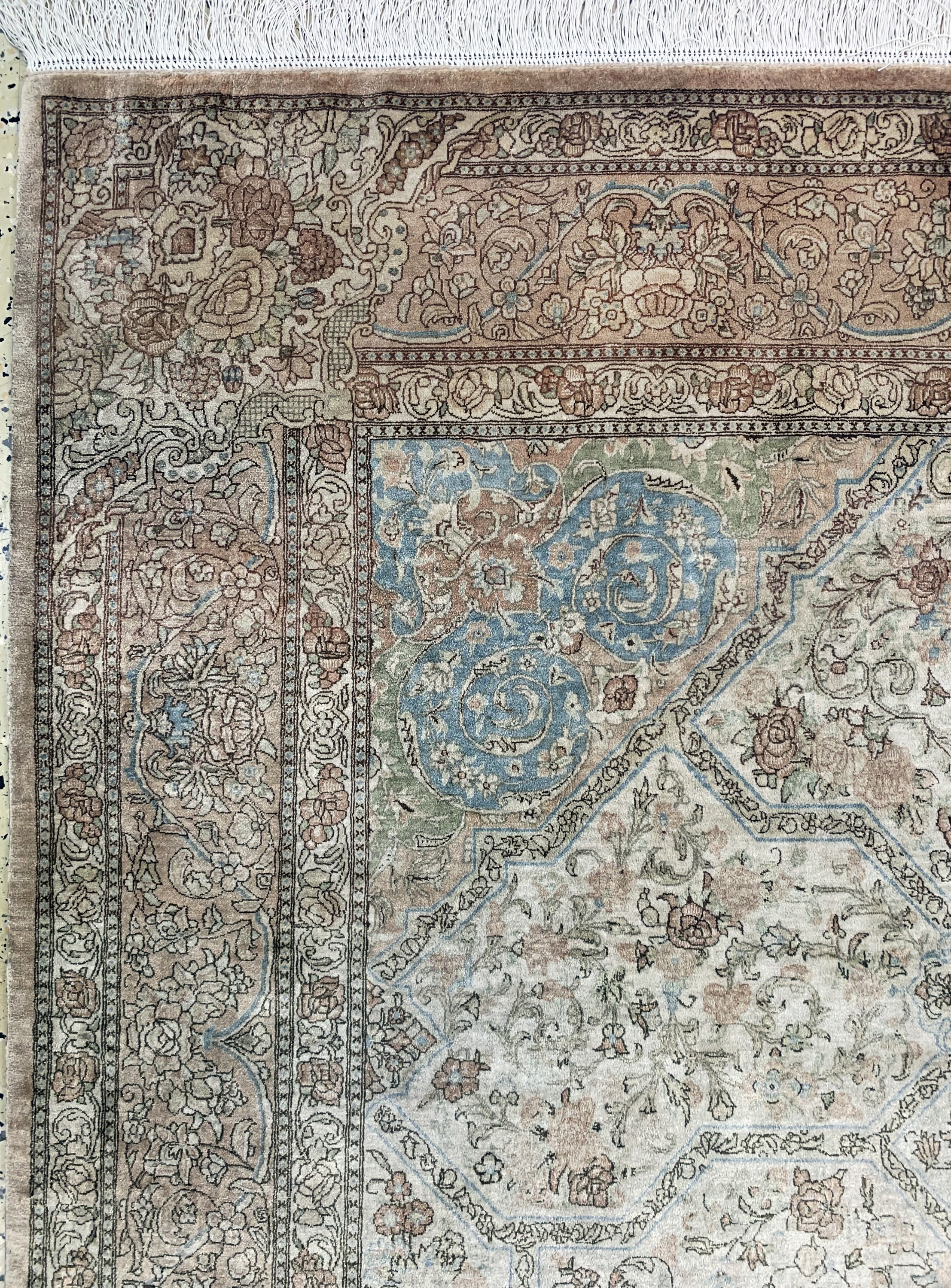 Detail d: Ghom Seide fein Persien, signiert(Rajabian), Ende 20.Jhd, reine Naturseide, ca. 250 x 145 cm, Fransen erneuert,EHZ: 1-2, (Abrasch)