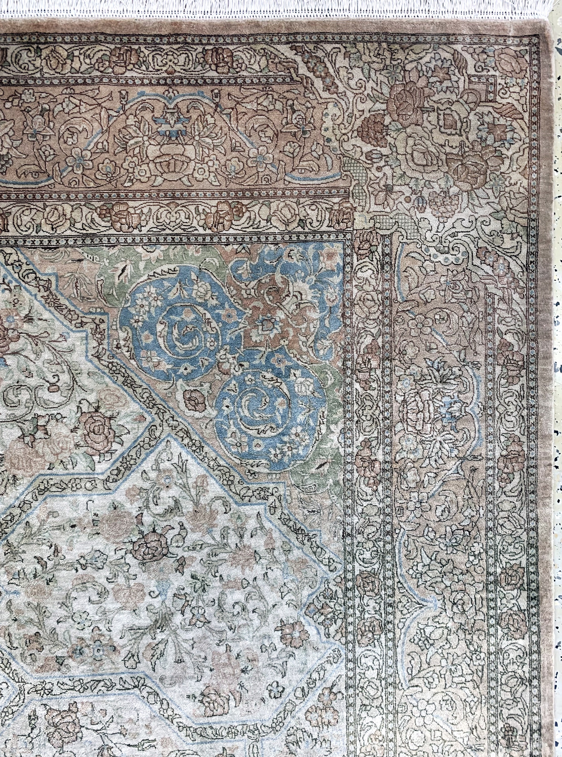 Detail e: Ghom Seide fein Persien, signiert(Rajabian), Ende 20.Jhd, reine Naturseide, ca. 250 x 145 cm, Fransen erneuert,EHZ: 1-2, (Abrasch)