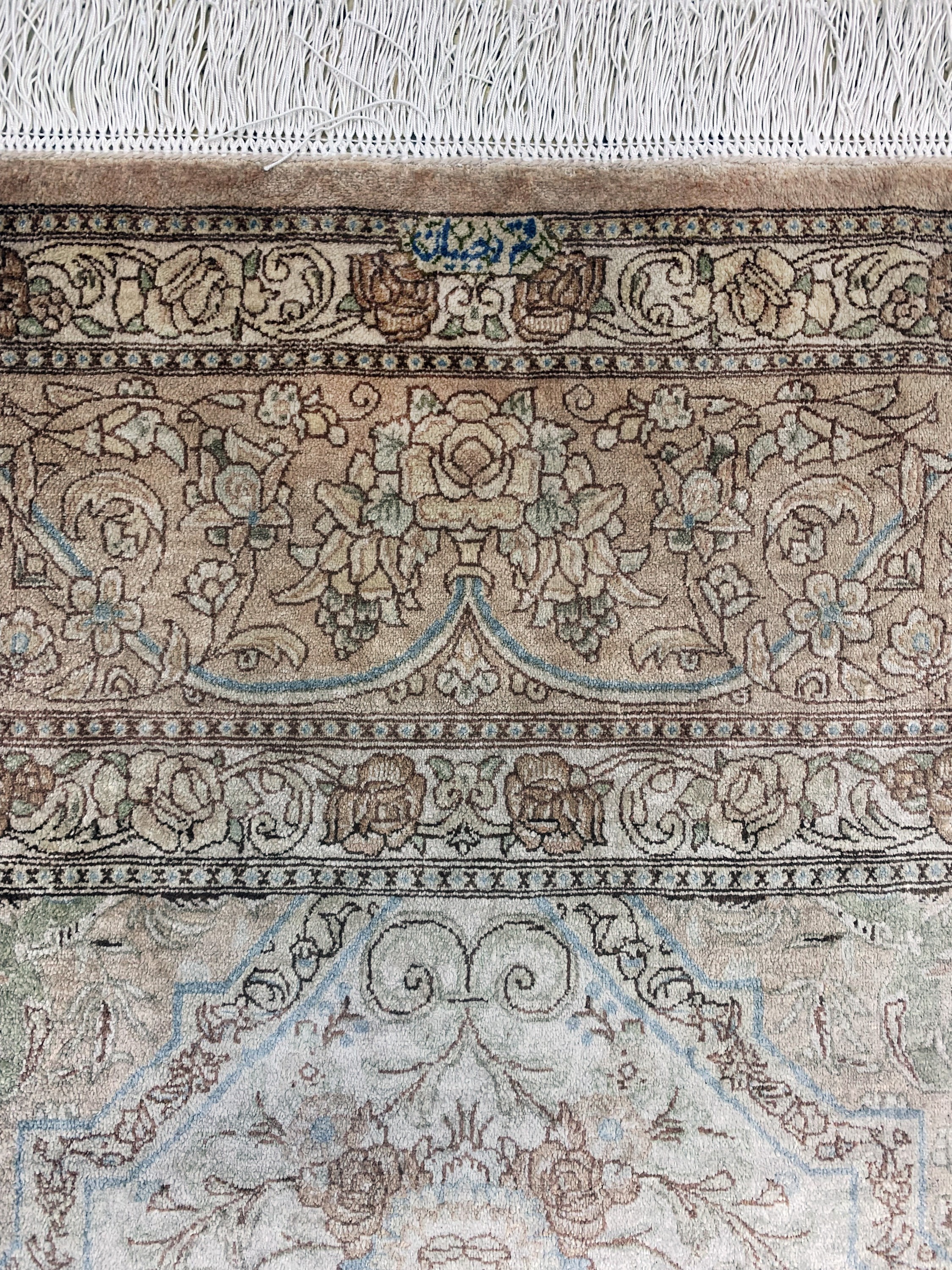 Detail f: Ghom Seide fein Persien, signiert(Rajabian), Ende 20.Jhd, reine Naturseide, ca. 250 x 145 cm, Fransen erneuert,EHZ: 1-2, (Abrasch)