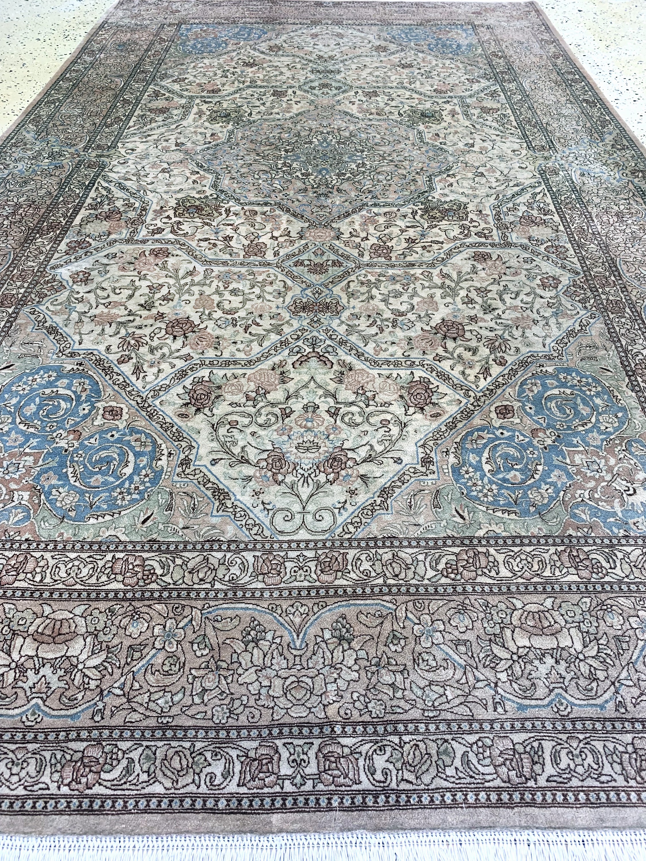 Detail g: Ghom Seide fein Persien, signiert(Rajabian), Ende 20.Jhd, reine Naturseide, ca. 250 x 145 cm, Fransen erneuert,EHZ: 1-2, (Abrasch)