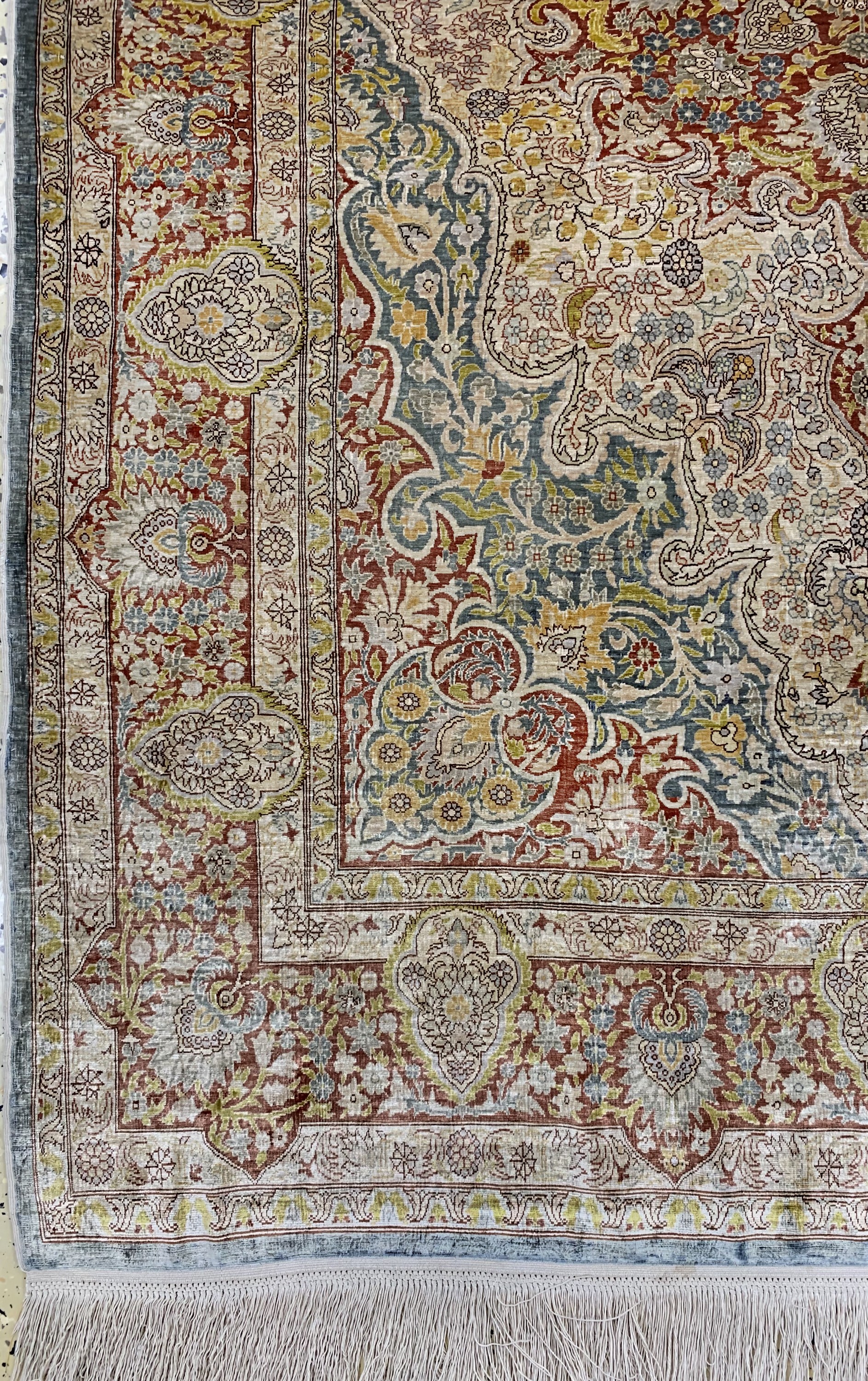 Detail b: Hereke Seide fein, Türkei, Mitte 20.Jhd , reine Naturseide, ca. 190 x 125 cm, ca. 1,0 Mio. Kn/qm, EHZ: 2
