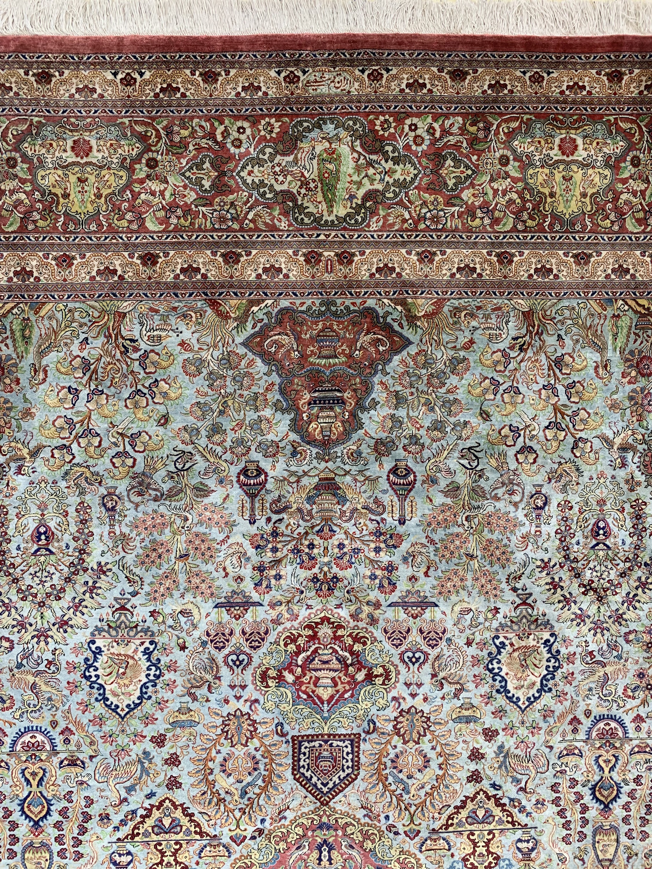 Detail e: Ghom Seide fein Persien, signiert(Shafiy), Ende 20.Jhd, reine Naturseide, ca. 385 x 290 cm, ca. 1,0 Mio. Kn/qm, EHZ: 1-2, (kleine Fleck)