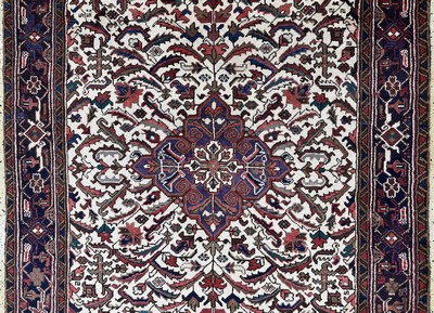 26858063b - Heriz alt, Persien, Mitte 20.Jhds, Wolle auf Baumwolle, ca. 377 x 145 cm, EHZ: 2 ...