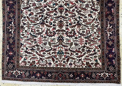 26858063c - Heriz alt, Persien, Mitte 20.Jhds, Wolle auf Baumwolle, ca. 377 x 145 cm, EHZ: 2 ...