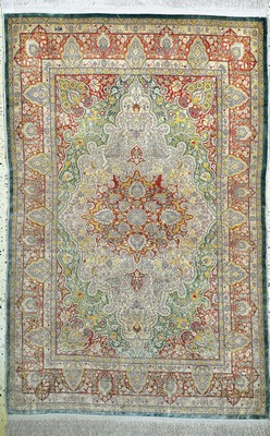 Image Hereke Seide fein signiert, Türkei, Mitte 20.Jhd, reine Naturseide, ca. 190 x 125 ...
