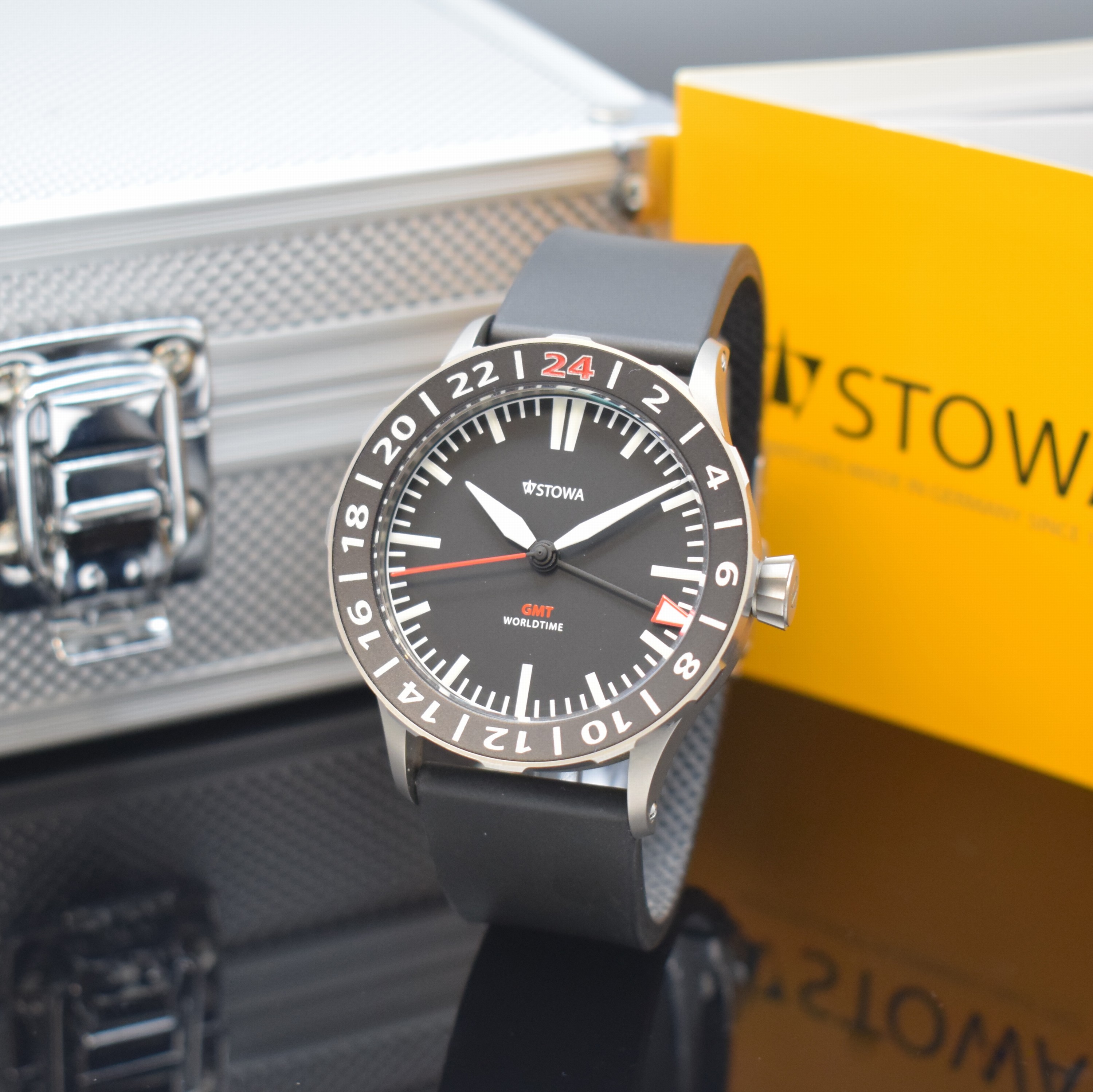 STOWA GMT World Time Herrenarmbanduhr in Titan, Deutschland verk. lt. beil. Pap. 11/2013, Automatik, beids. vergl. Geh. inkl. Kautschukband m. ...