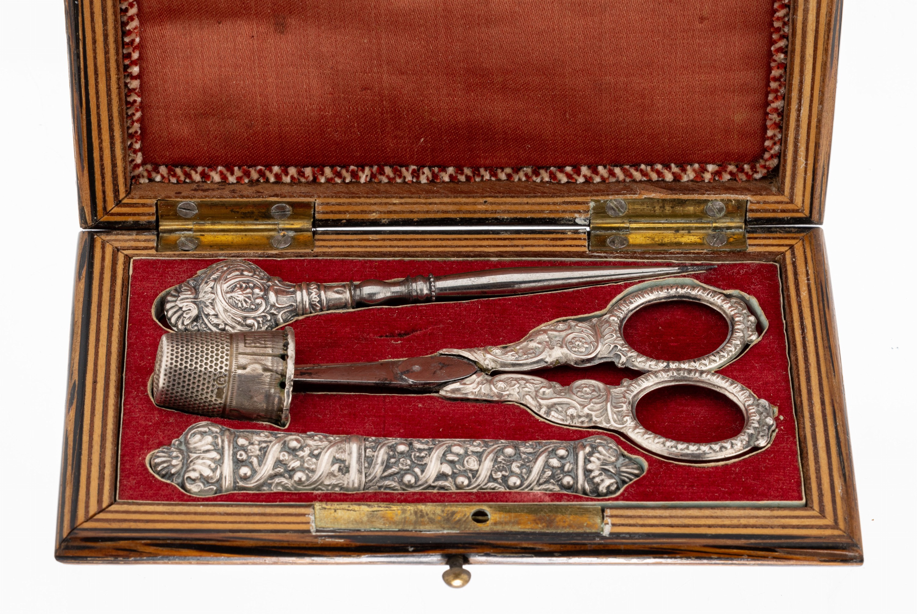 Nähset, um 1870-90, Silber gepr., Barockstil mit Rocaillen und Muschelwerk, best. aus: 1 Nadelbehälter, 1 Ahle, 1 Schere und 1 Fingerhut (sek.), ...