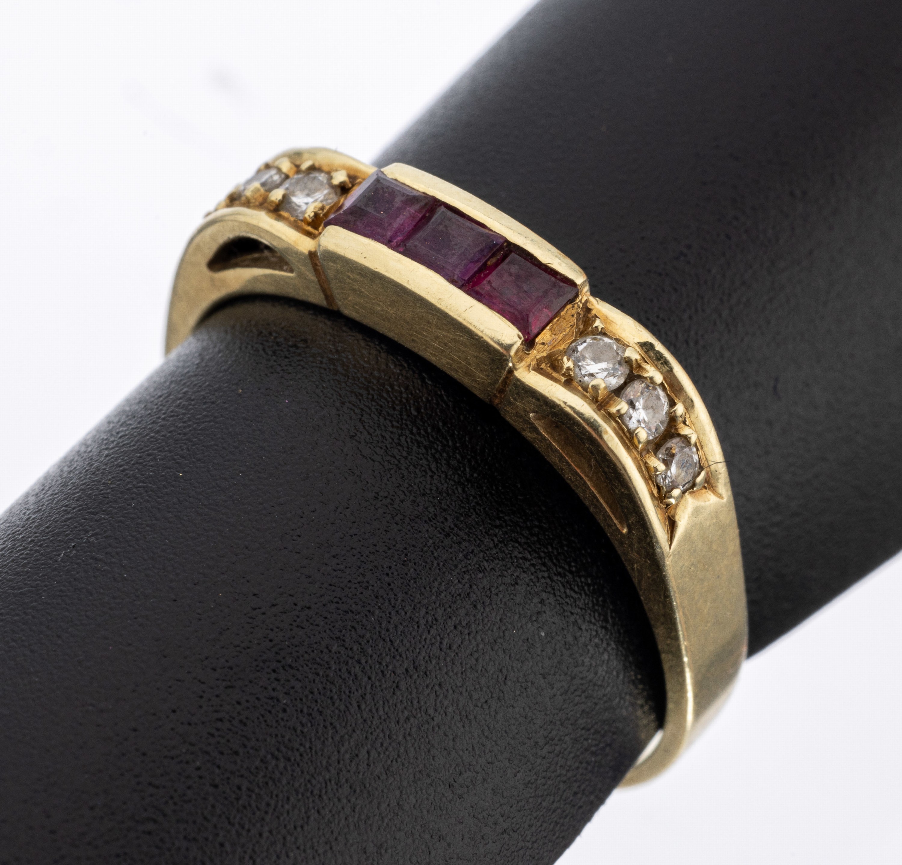14 kt Gold Brillant-Rubin-Ring, GG 585/000,6 Brillanten zus. ca. 0.12 ct Weiß/p1, 3 Rubin-Carrees zus. ca. 0.33 ct, ca. 3.0 g, RW 57