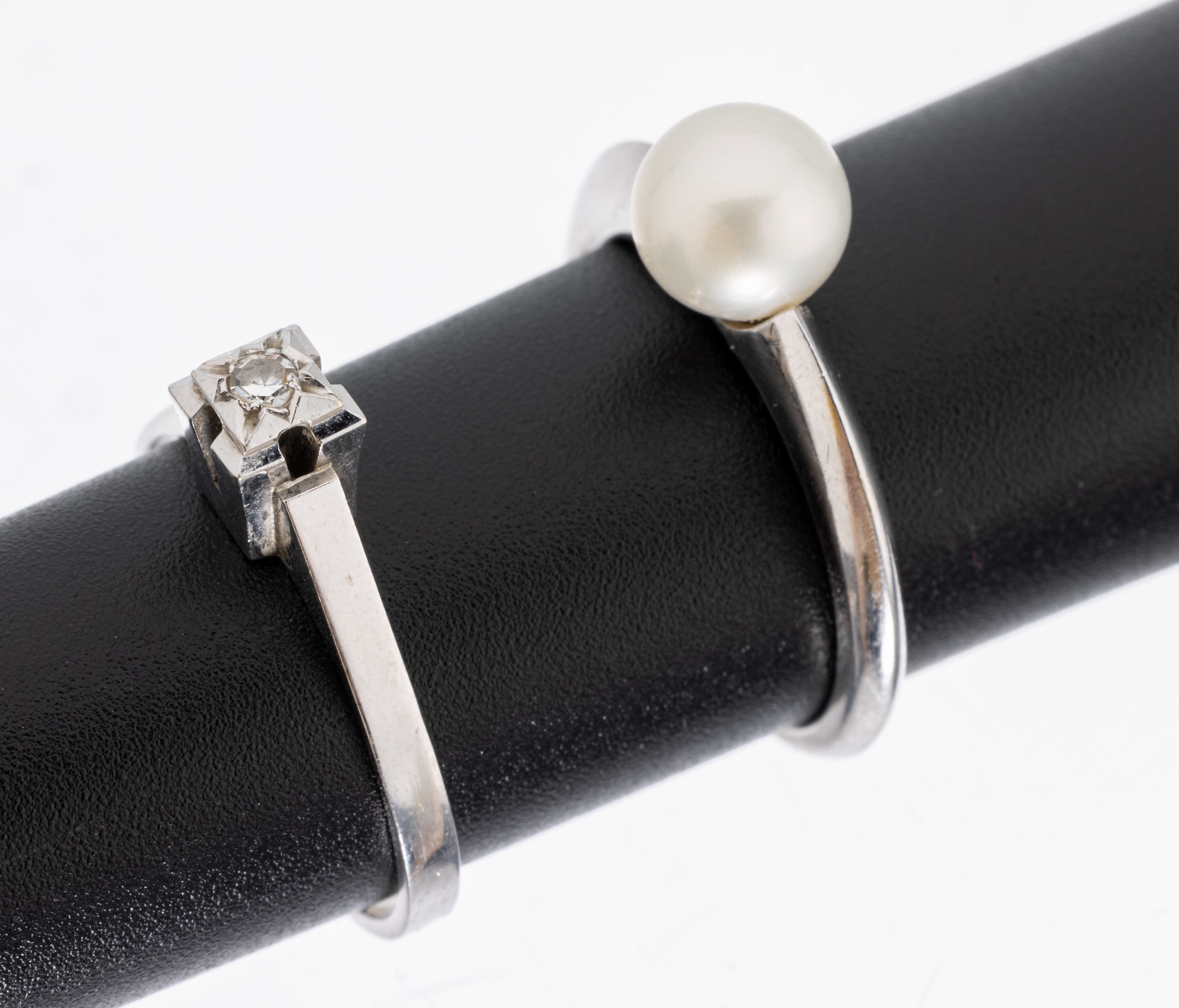 Konvolut 2 14 kt Gold Ringe, WG 585/000, 1 x Zuchtperle D. ca. 7.0 mm, RW 53; 1 x 1 8/8-Diam. ca. 0.03 ct Weiß/si, RW 54; ca. 5.3 g